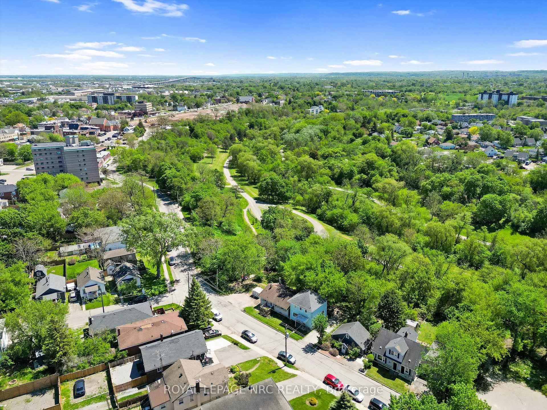 Photo 8 of 27 Gale Crescent, St. Catharines, E. Chester — HOMEH