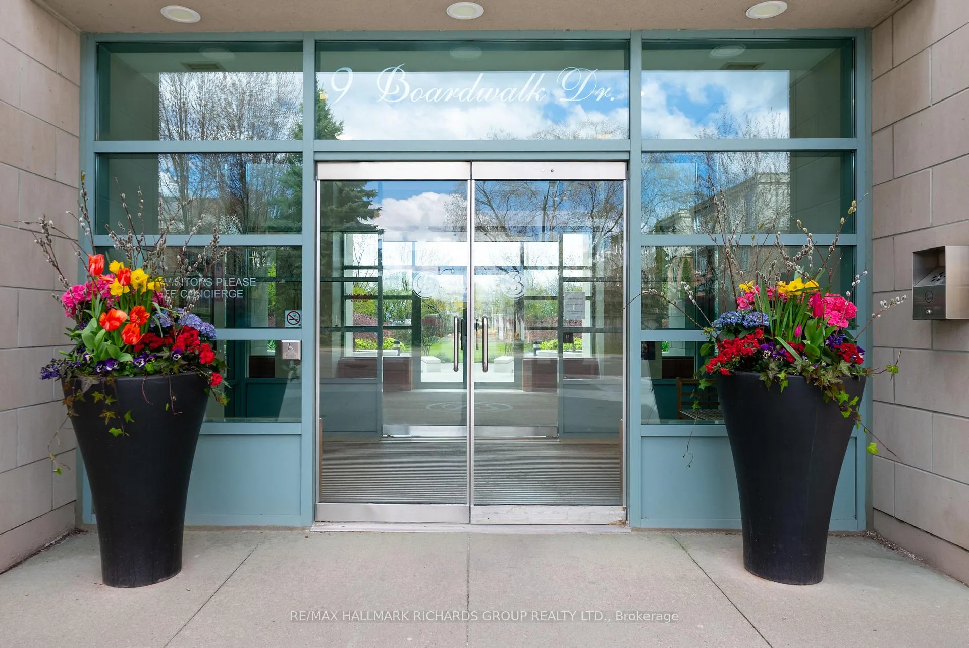 Photo 2 of Unit 405, 9 Boardwalk Drive, Toronto, The Beaches — HOMEH