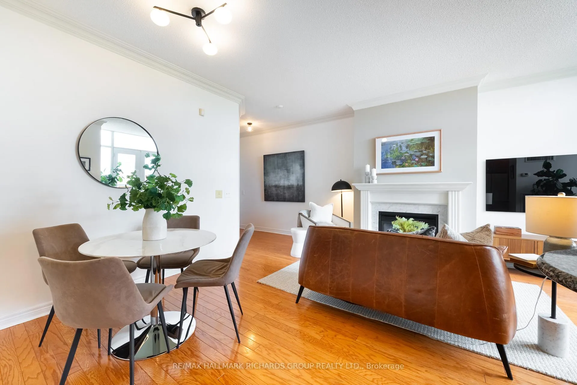 Photo 3 of Unit 405, 9 Boardwalk Drive, Toronto, The Beaches — HOMEH