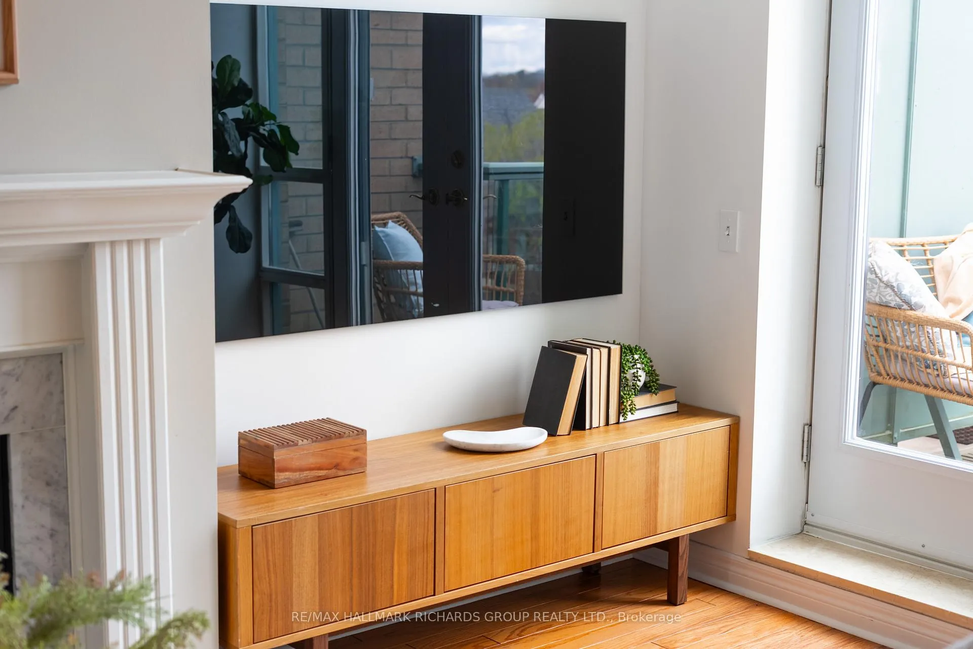 Photo 6 of Unit 405, 9 Boardwalk Drive, Toronto, The Beaches — HOMEH
