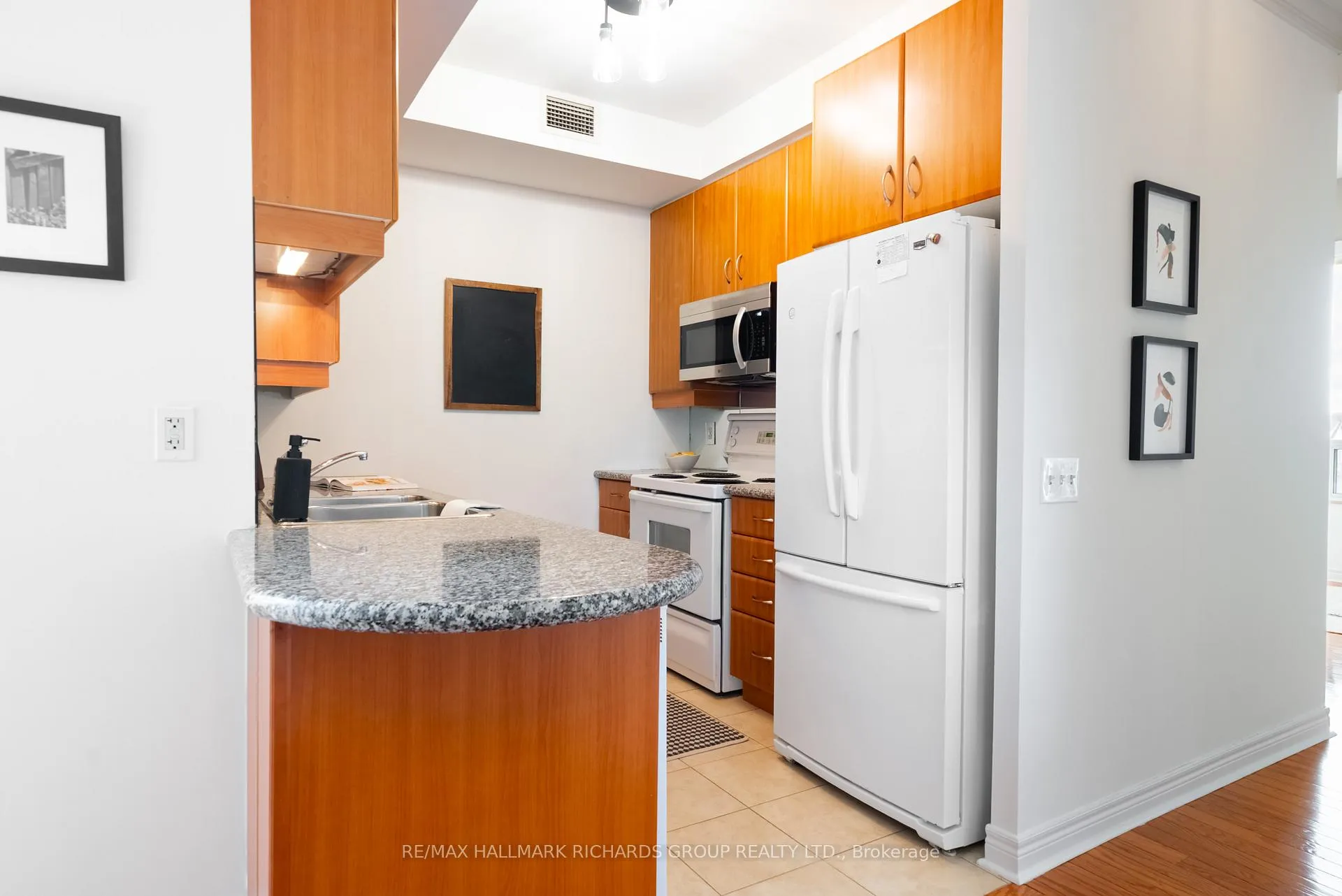 Photo 9 of Unit 405, 9 Boardwalk Drive, Toronto, The Beaches — HOMEH