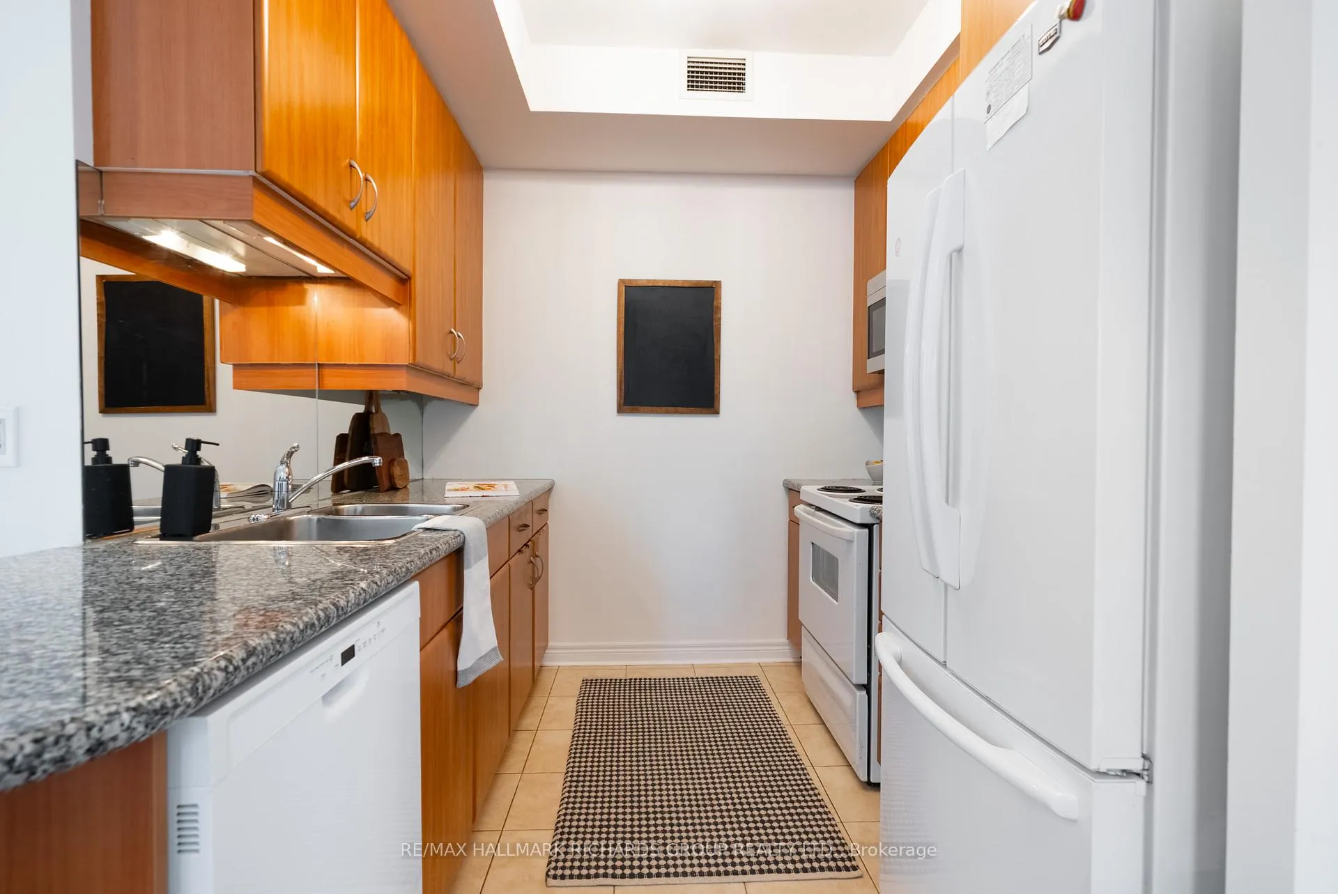 Photo 10 of Unit 405, 9 Boardwalk Drive, Toronto, The Beaches — HOMEH