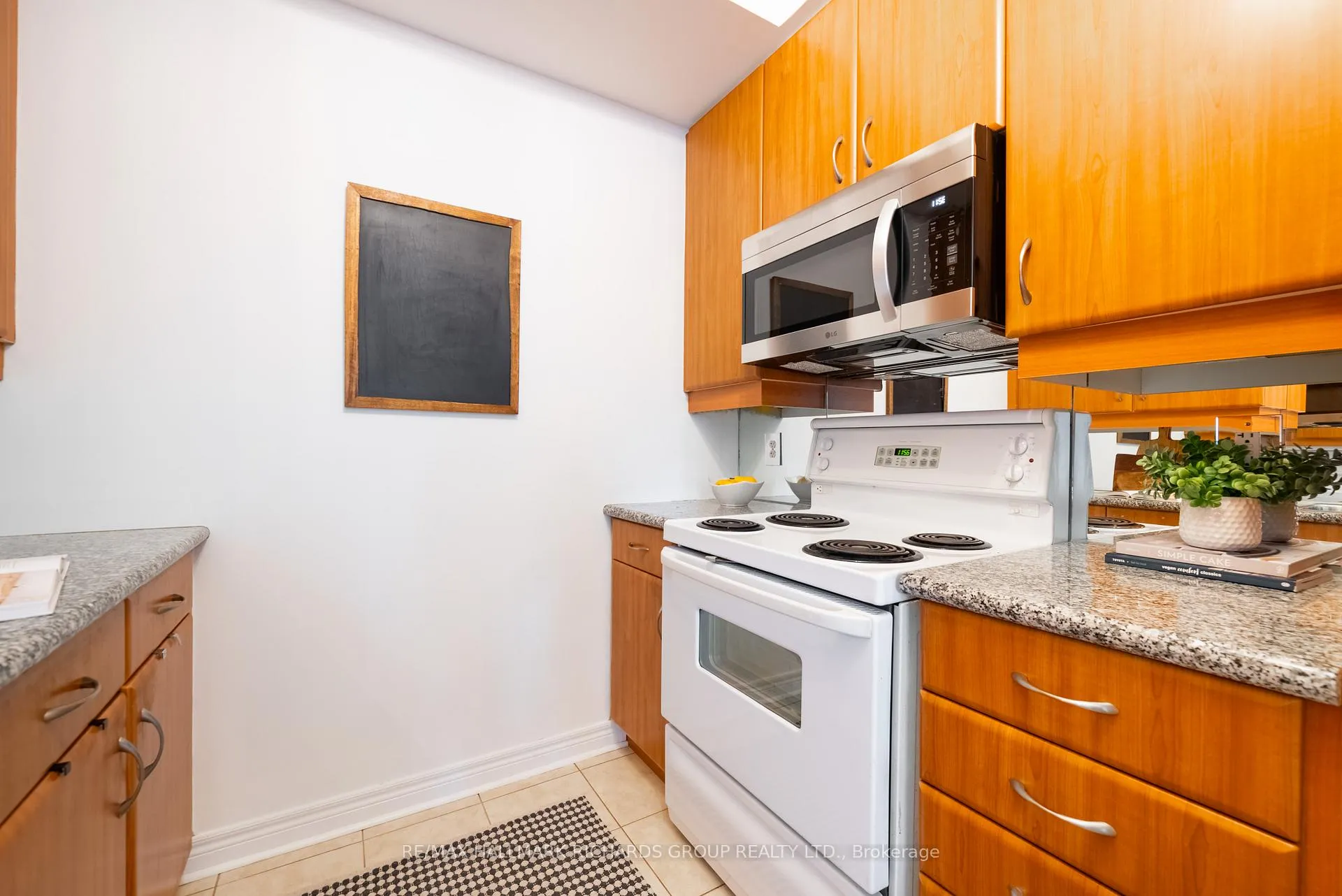 Photo 11 of Unit 405, 9 Boardwalk Drive, Toronto, The Beaches — HOMEH