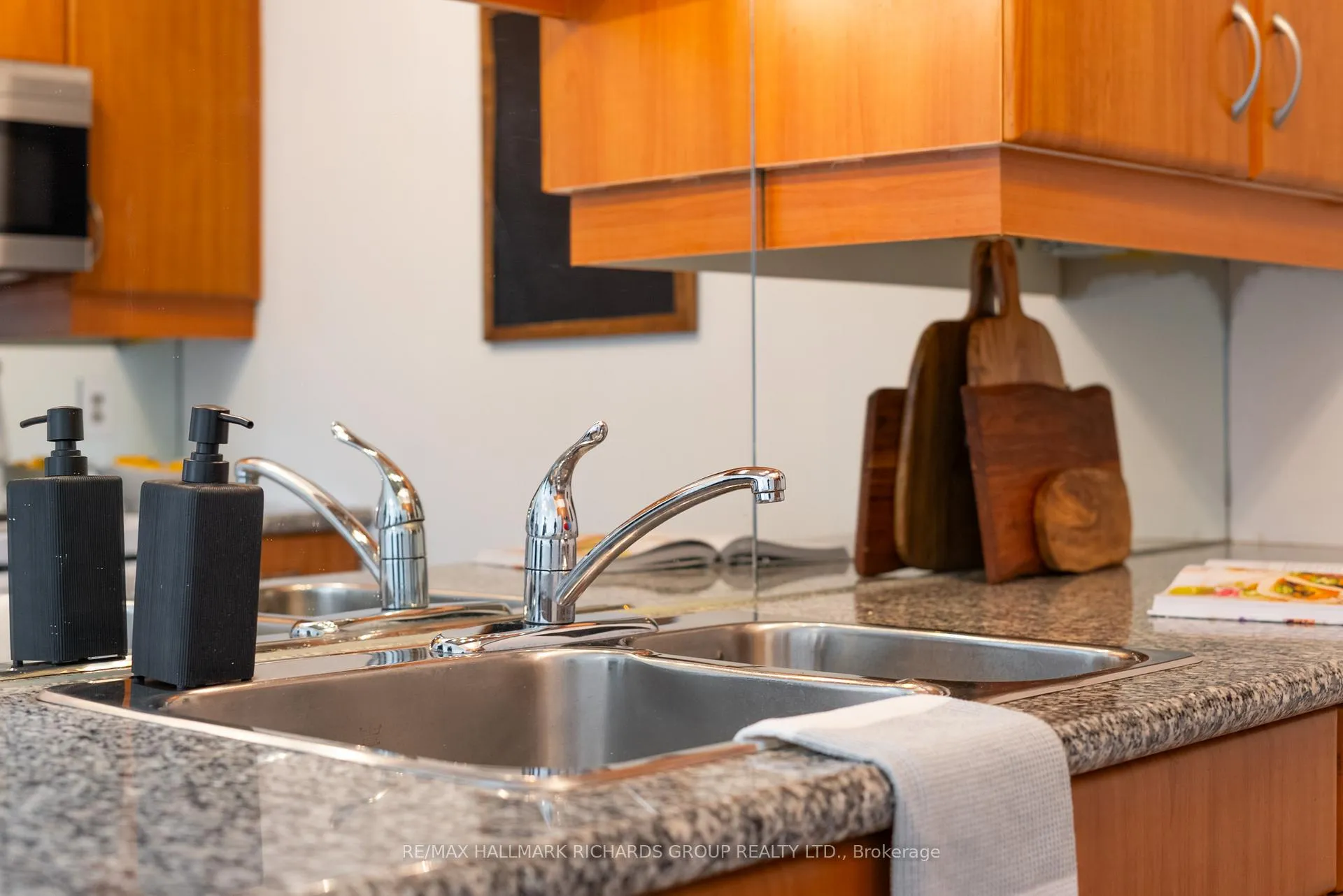Photo 12 of Unit 405, 9 Boardwalk Drive, Toronto, The Beaches — HOMEH