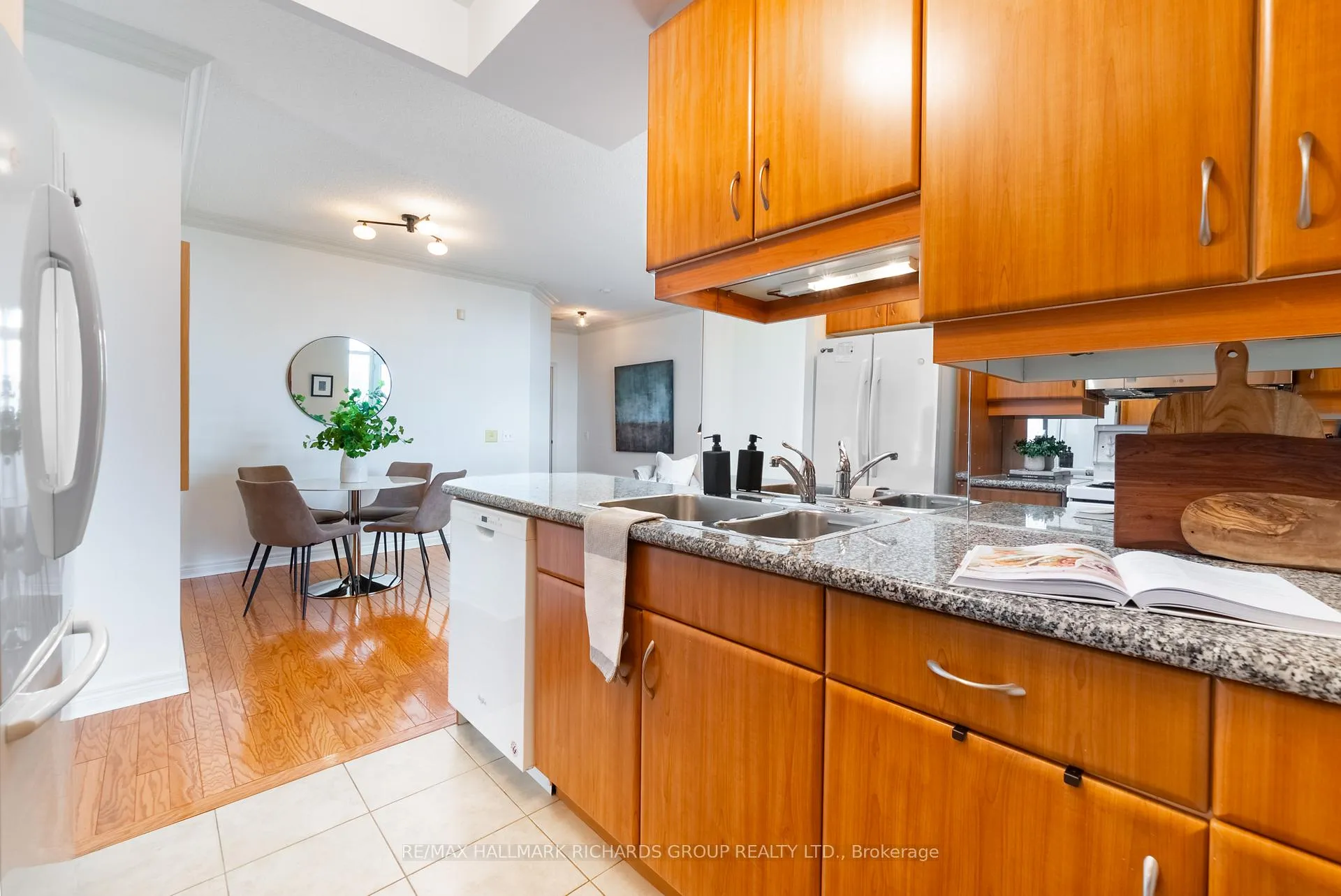 Photo 13 of Unit 405, 9 Boardwalk Drive, Toronto, The Beaches — HOMEH