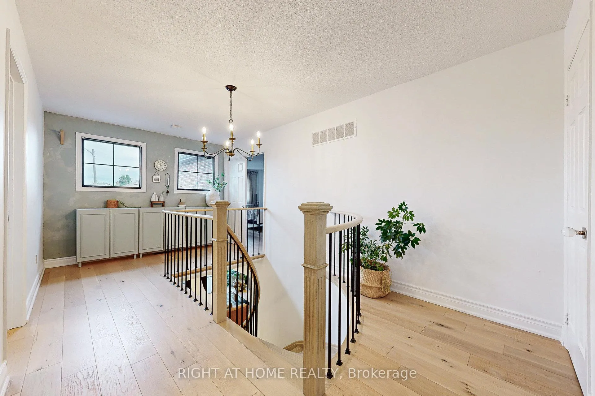 Photo 18 of 24 Cummings Court, Markham, Thornlea — HOMEH
