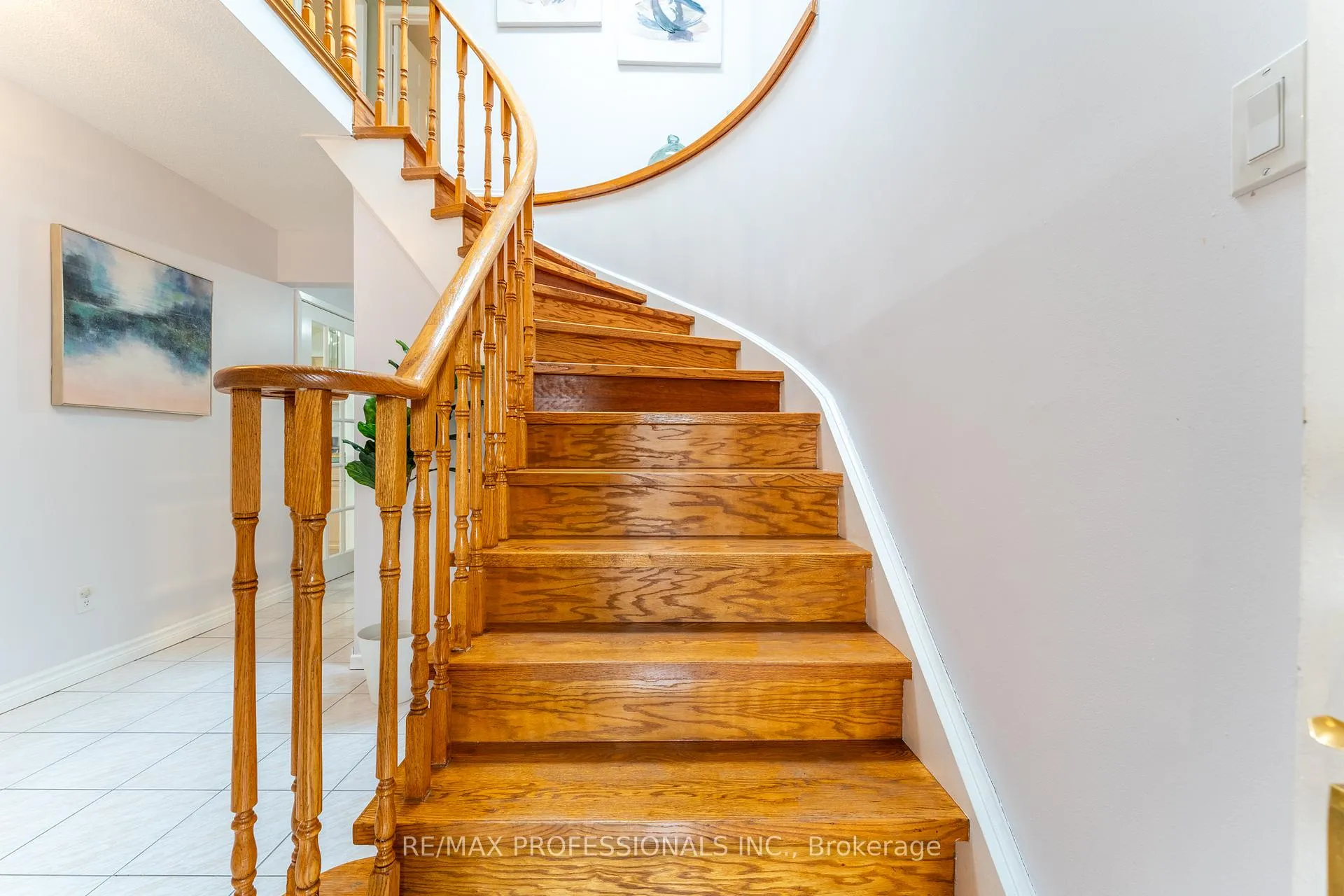 Photo 3 of 52 Lavron Court, Markham, Middlefield — HOMEH