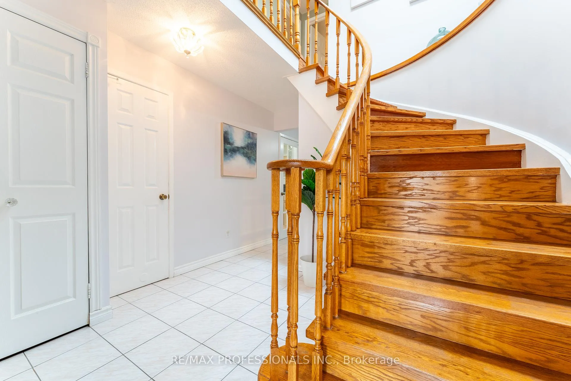 Photo 4 of 52 Lavron Court, Markham, Middlefield — HOMEH