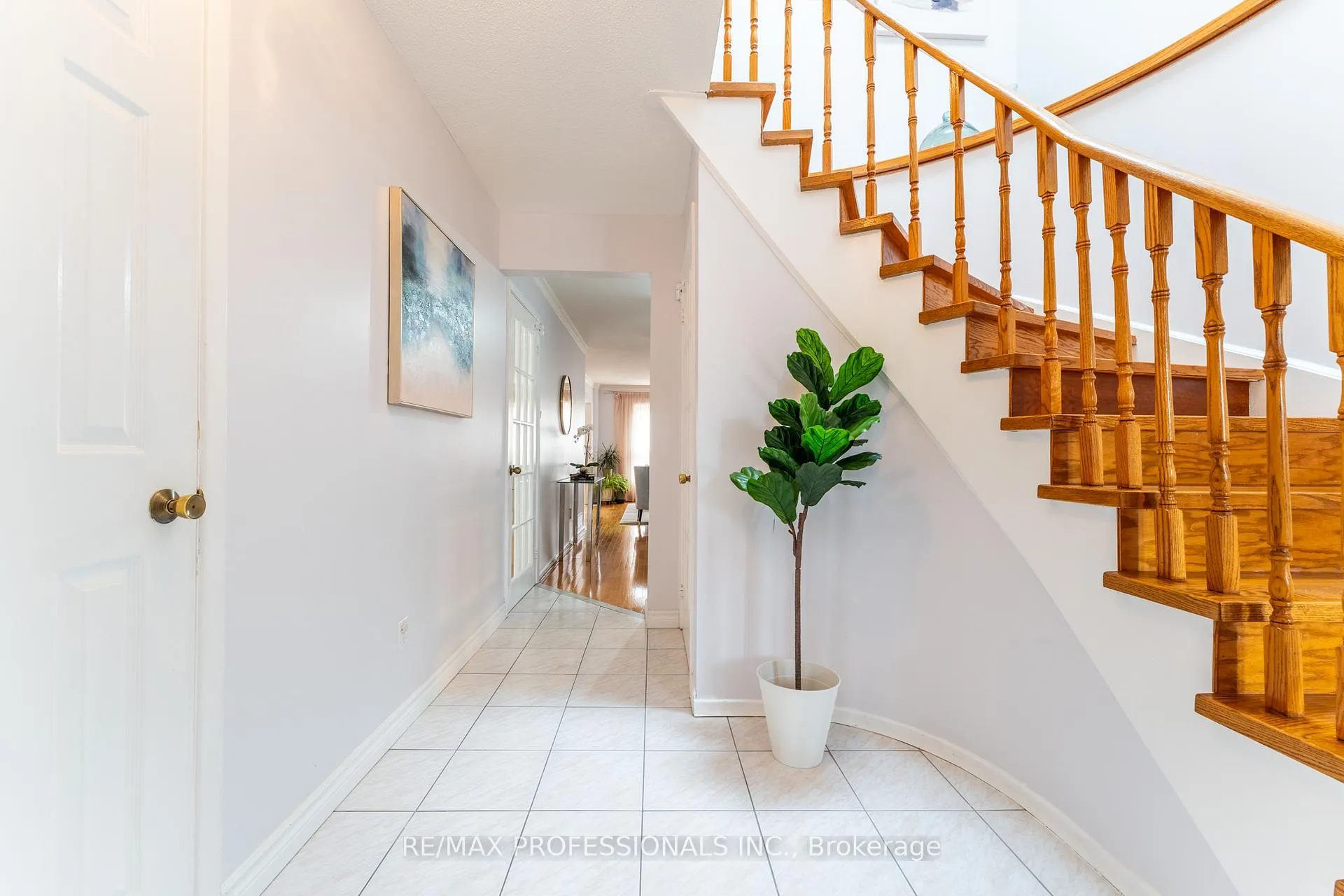 Photo 5 of 52 Lavron Court, Markham, Middlefield — HOMEH