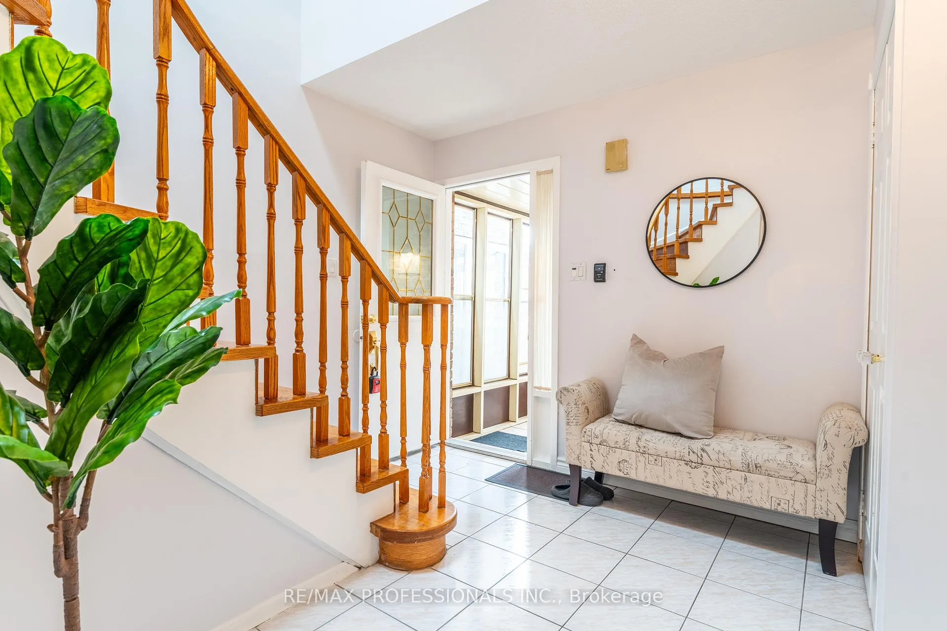 Photo 6 of 52 Lavron Court, Markham, Middlefield — HOMEH