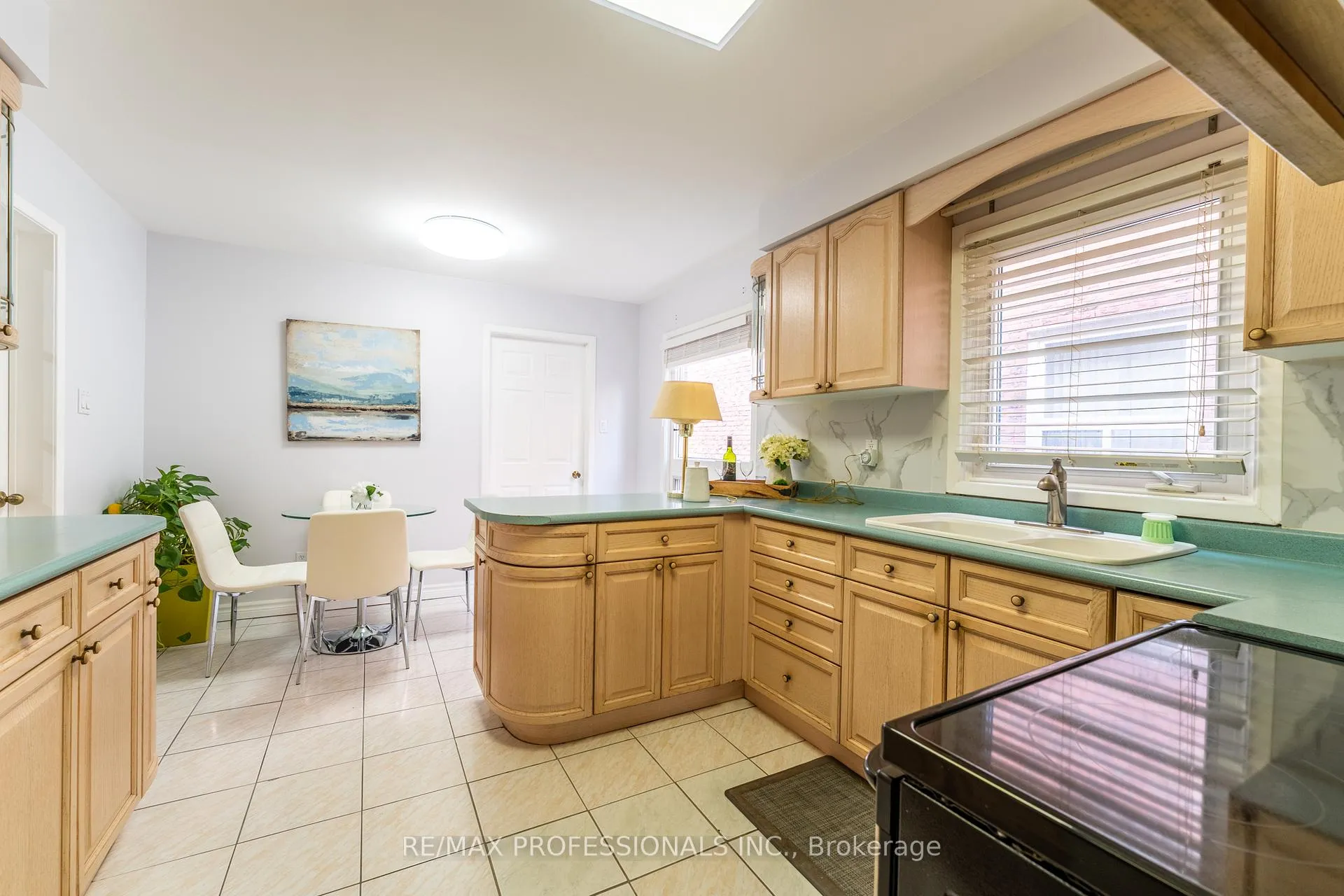 Photo 12 of 52 Lavron Court, Markham, Middlefield — HOMEH