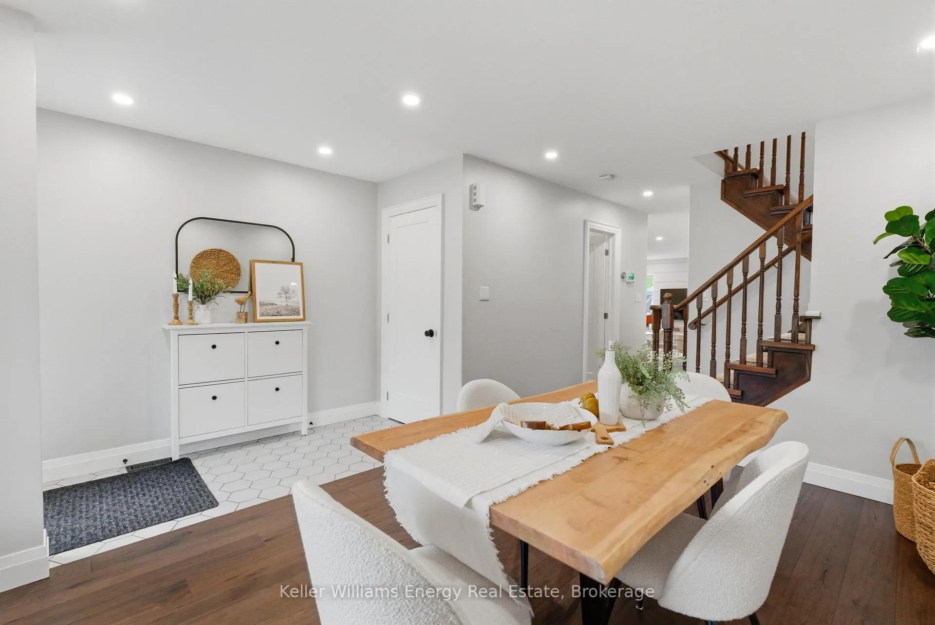 Photo 5 of 726 Craighurst Court, Pickering, Amberlea — HOMEH
