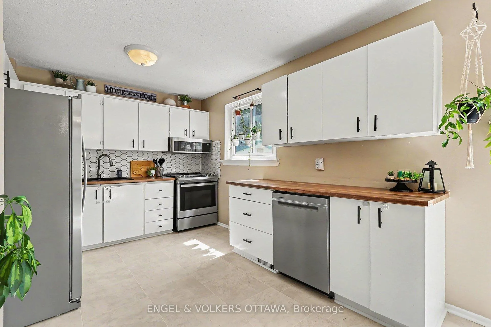 Photo 15 of 900 Borland Drive, Ottawa, Chatelaine Village — HOMEH