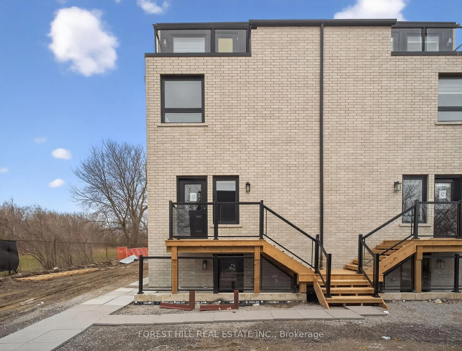 Photo 3 of Unit D, 1 Dunsmore Garden, North York, Clanton Park — HOMEH