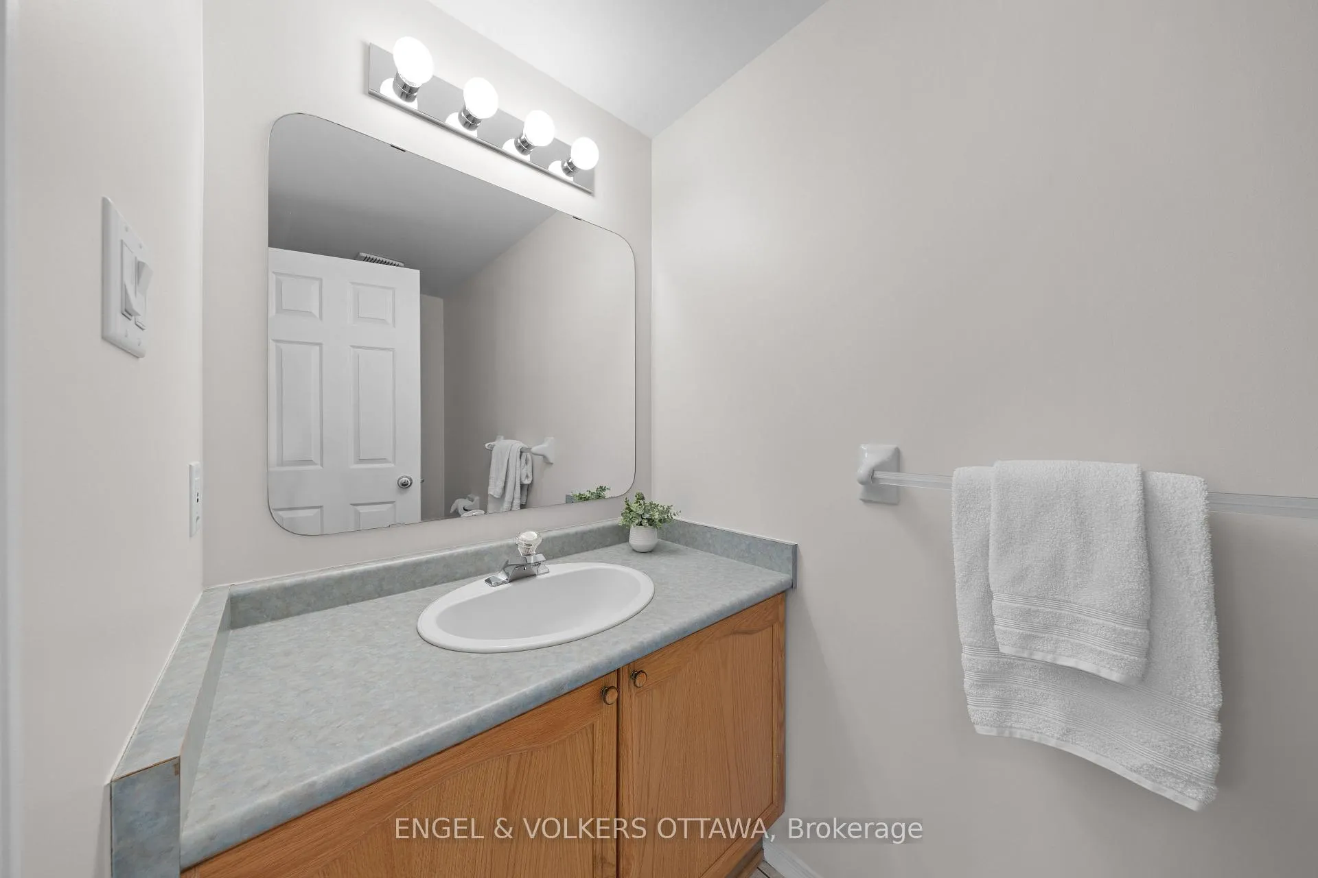 Photo 5 of 23 Cambray Lane, Ottawa, Kanata - Beaverbrook — HOMEH