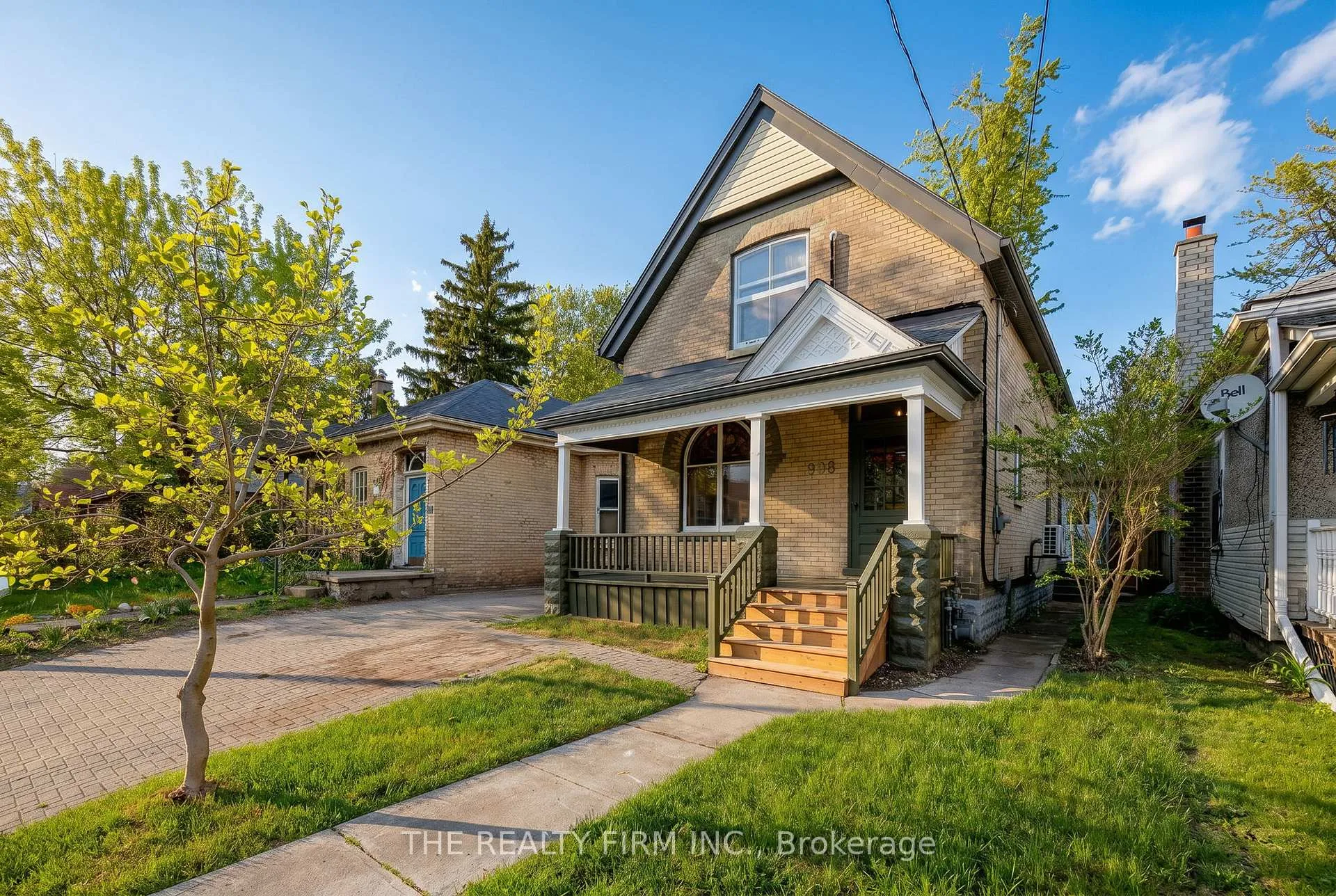 Front of 908 Dufferin Avenue