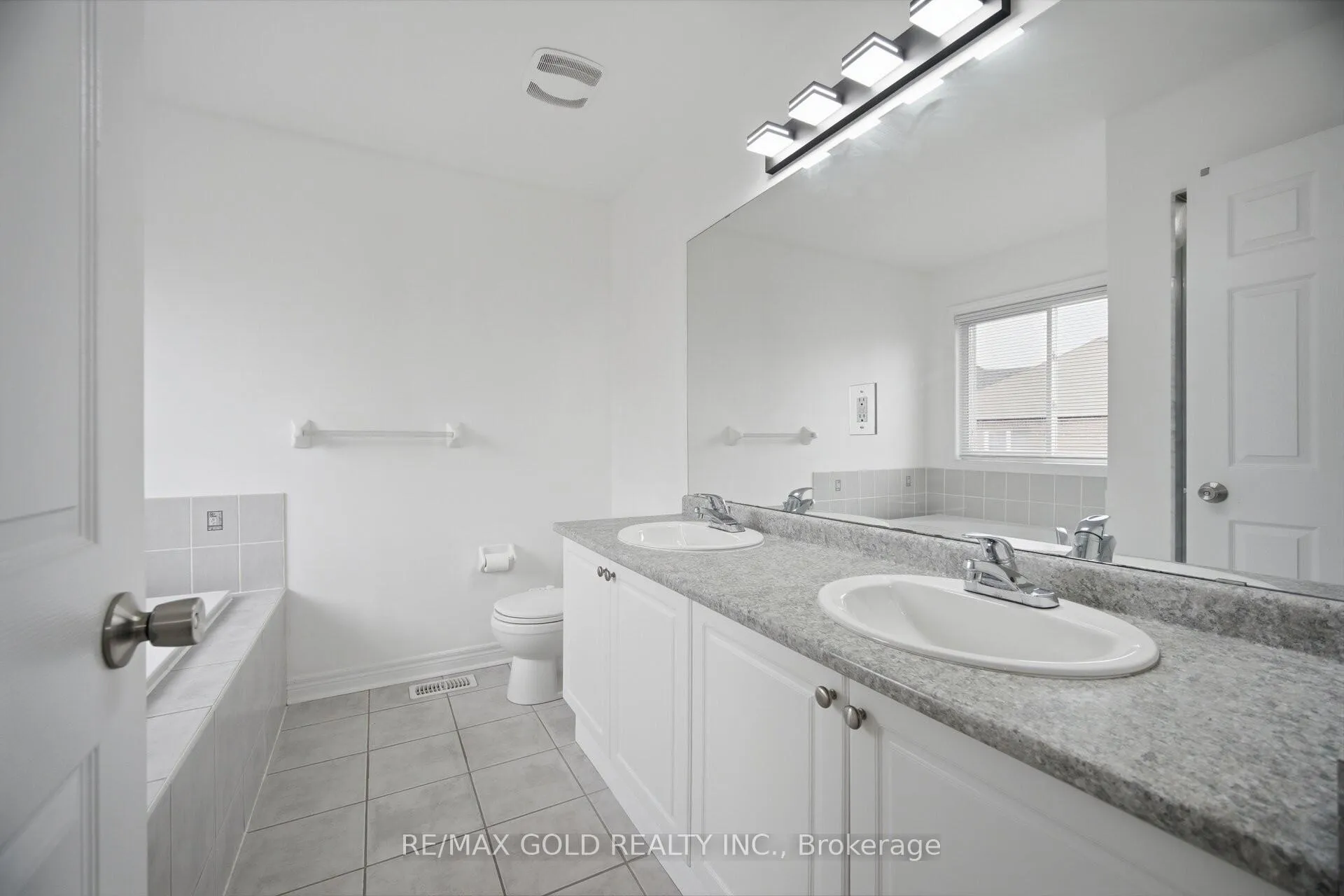 Photo 13 of 52 Watsonbrook Drive, Brampton, Sandringham-Wellington — HOMEH