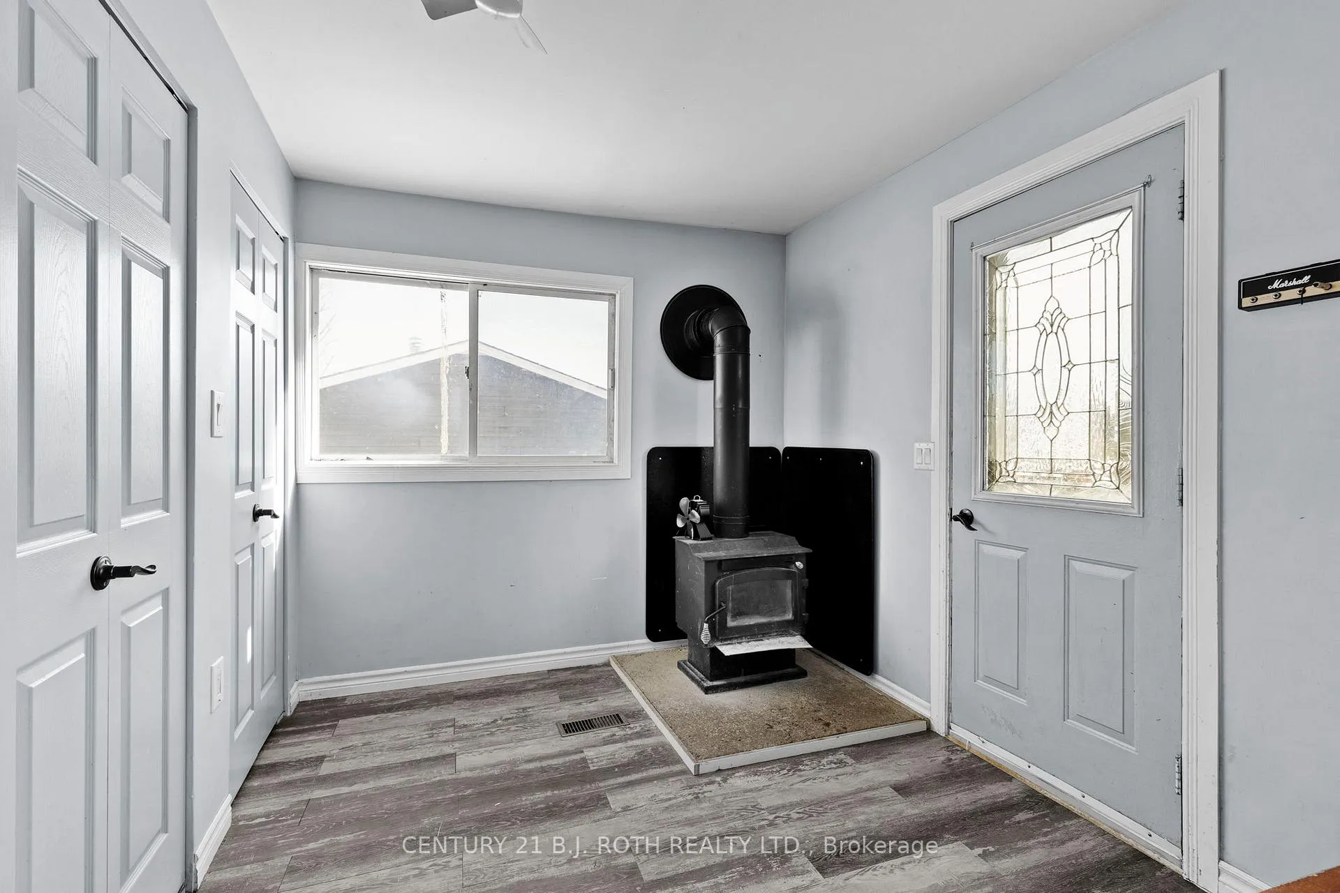 Photo 3 of 1006 Flos 4 Road E, Springwater, Rural Springwater — HOMEH