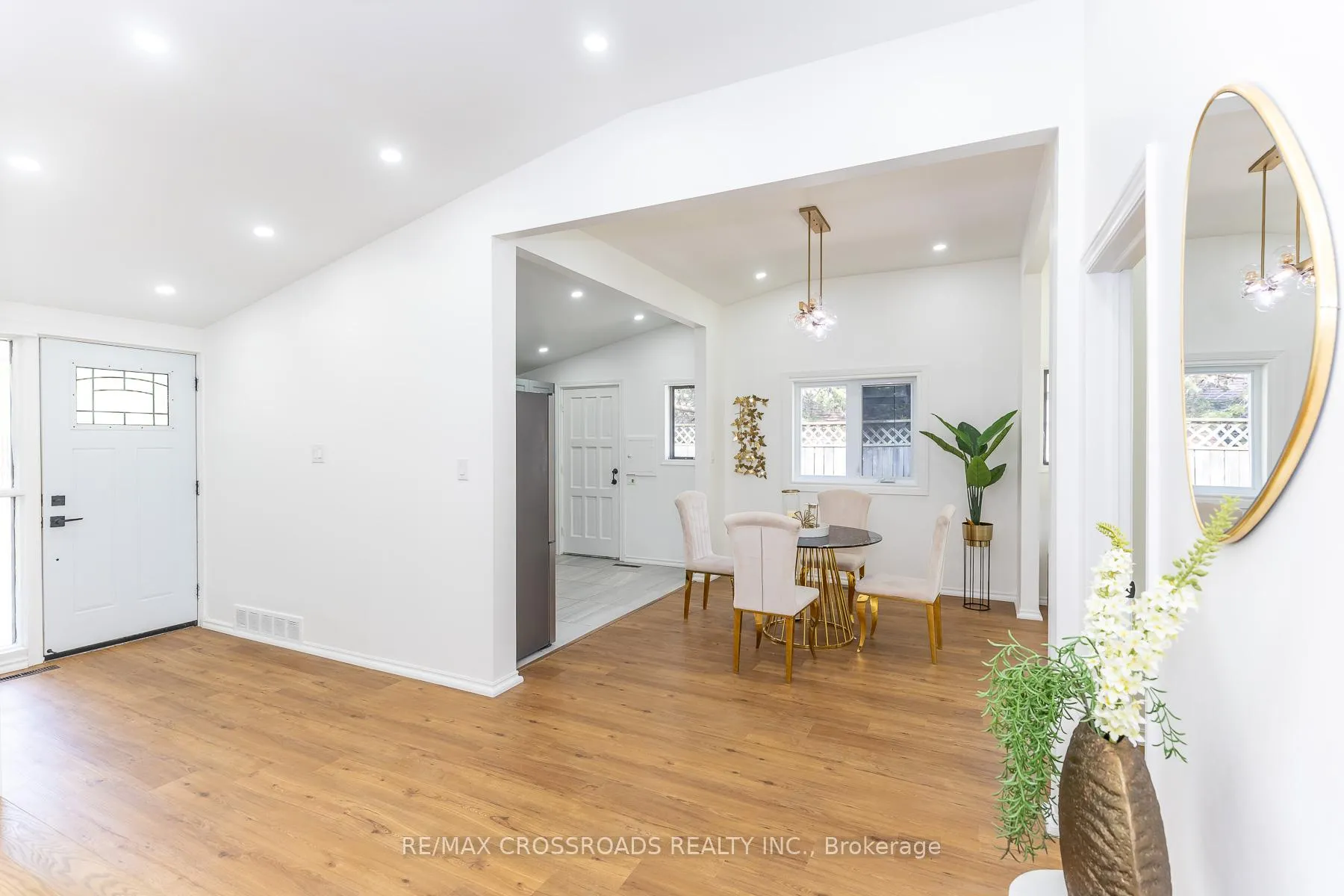 Photo 5 of 47 Munson Crescent, Scarborough, Bendale — HOMEH