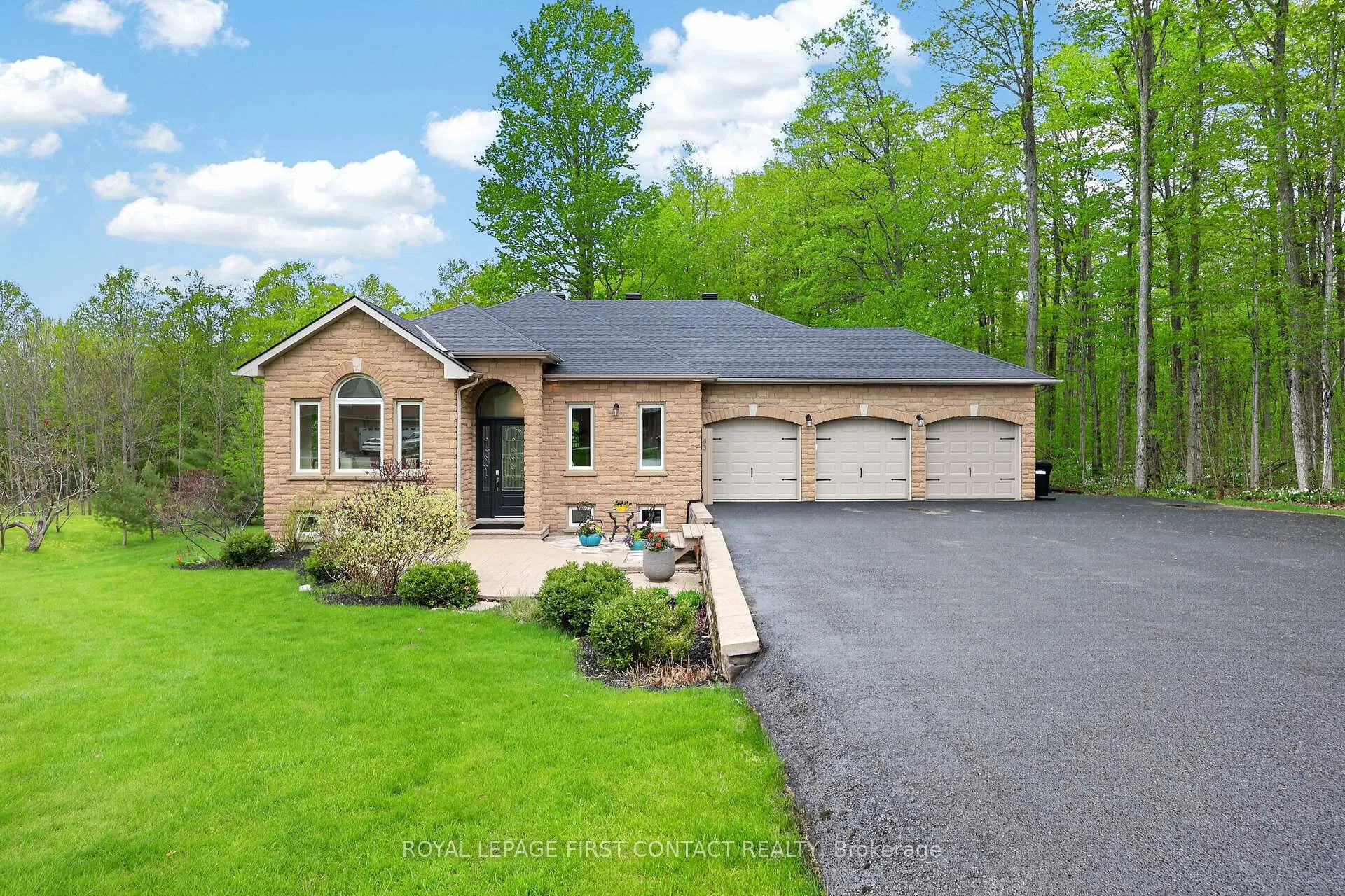 Photo 2 of 43 Boyd Crescent, Oro-Medonte, Moonstone — HOMEH