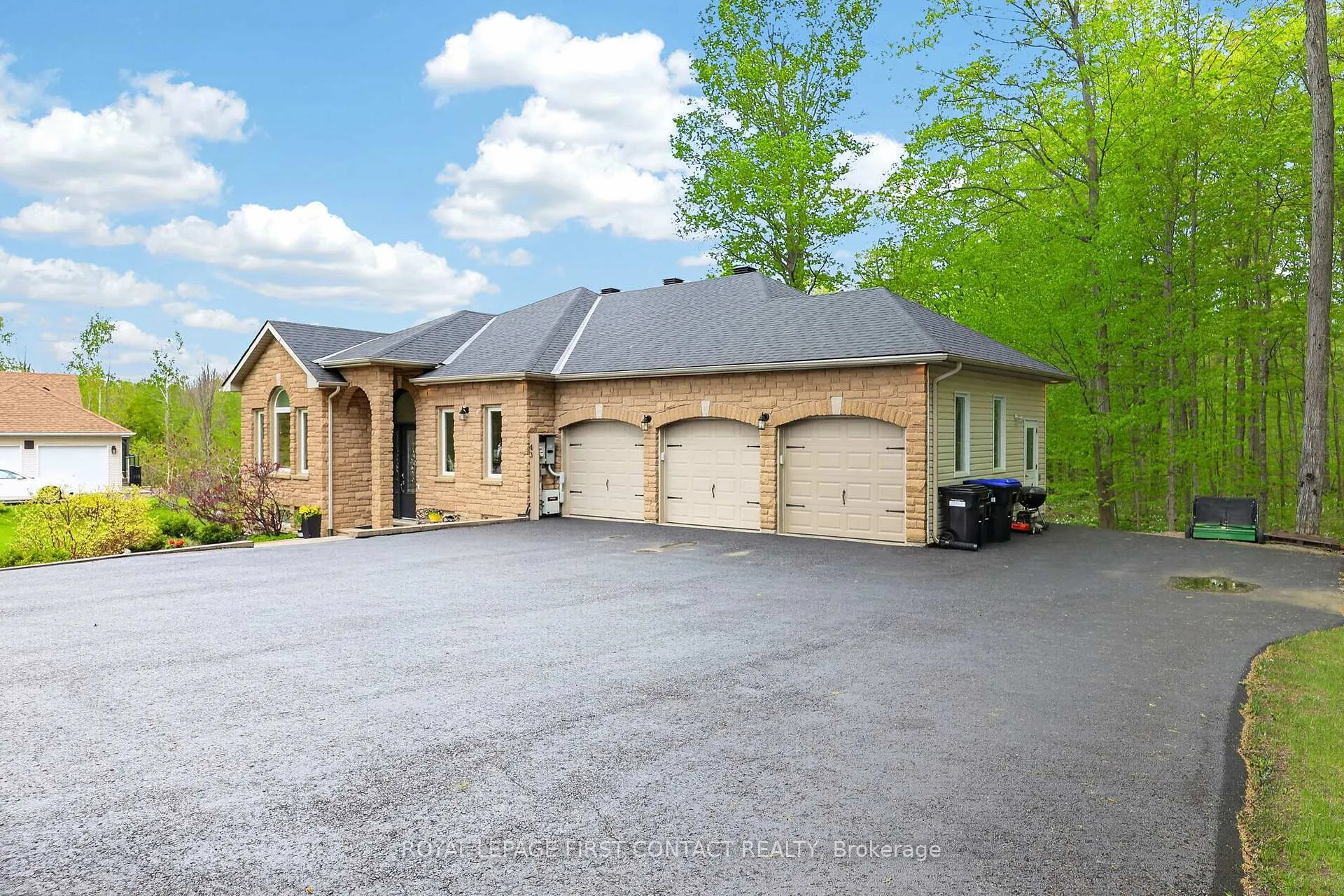 Photo 3 of 43 Boyd Crescent, Oro-Medonte, Moonstone — HOMEH