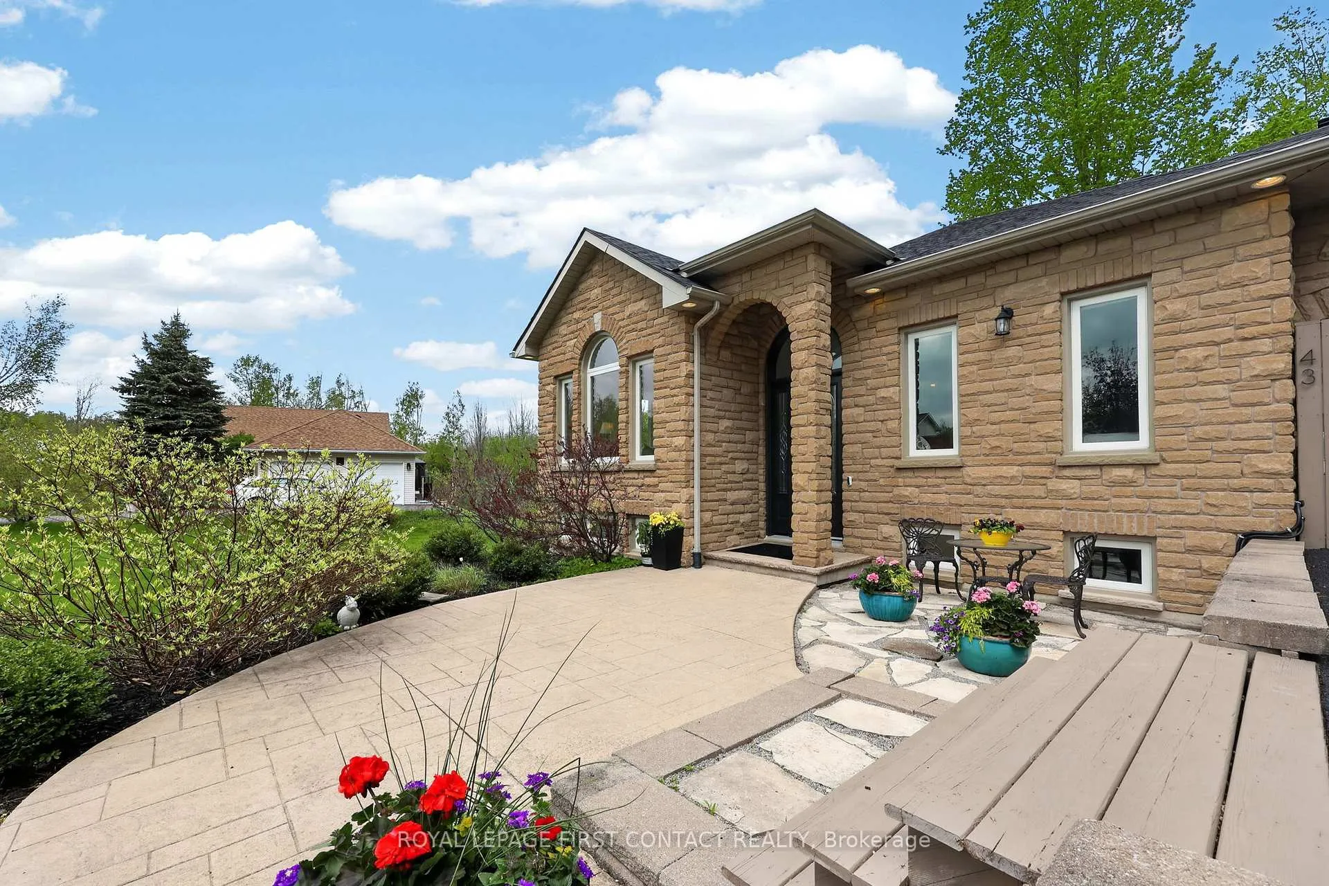 Photo 4 of 43 Boyd Crescent, Oro-Medonte, Moonstone — HOMEH