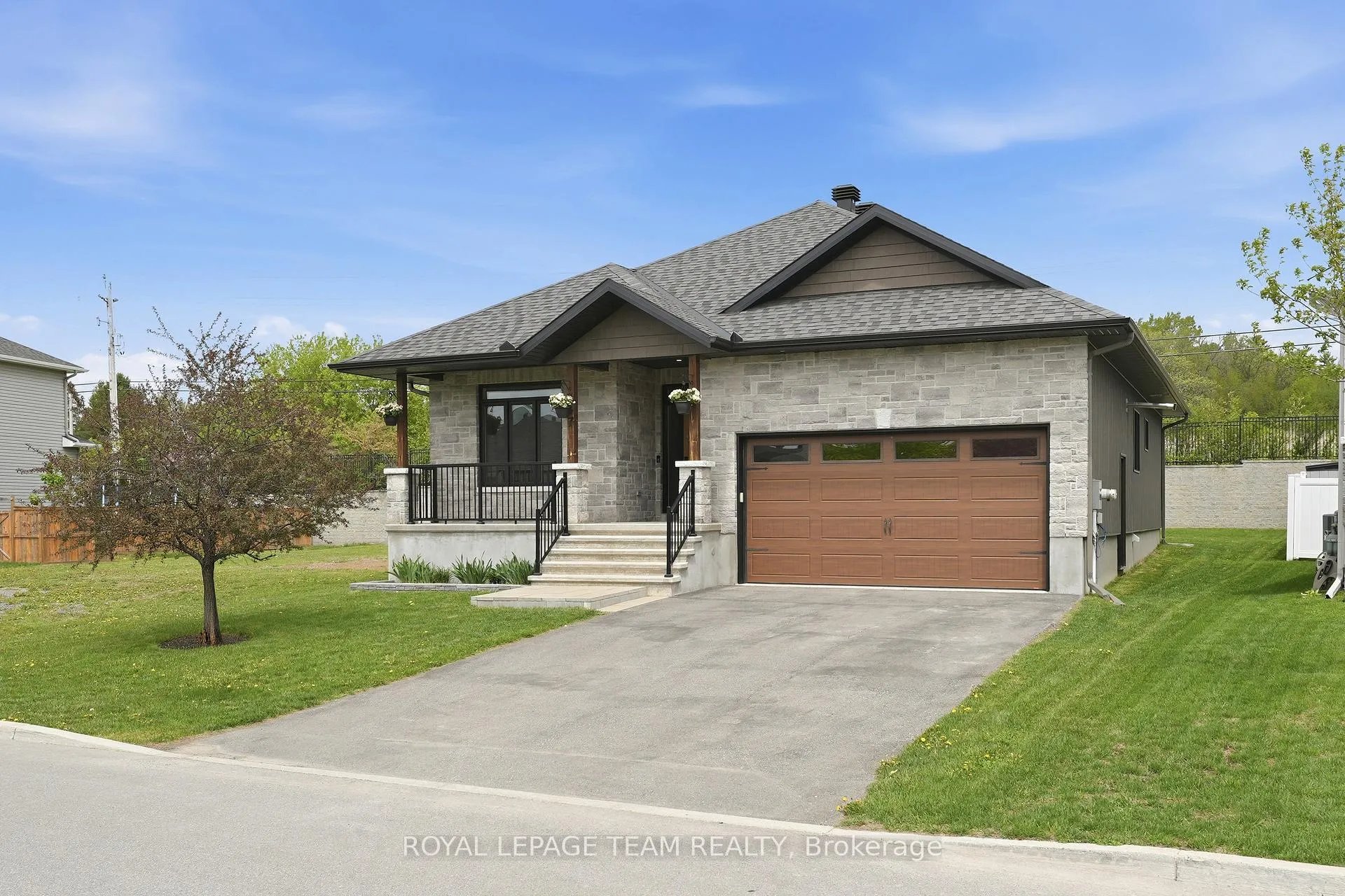 Photo 2 of 757 Meadowridge Circle, Ottawa, Carp — HOMEH