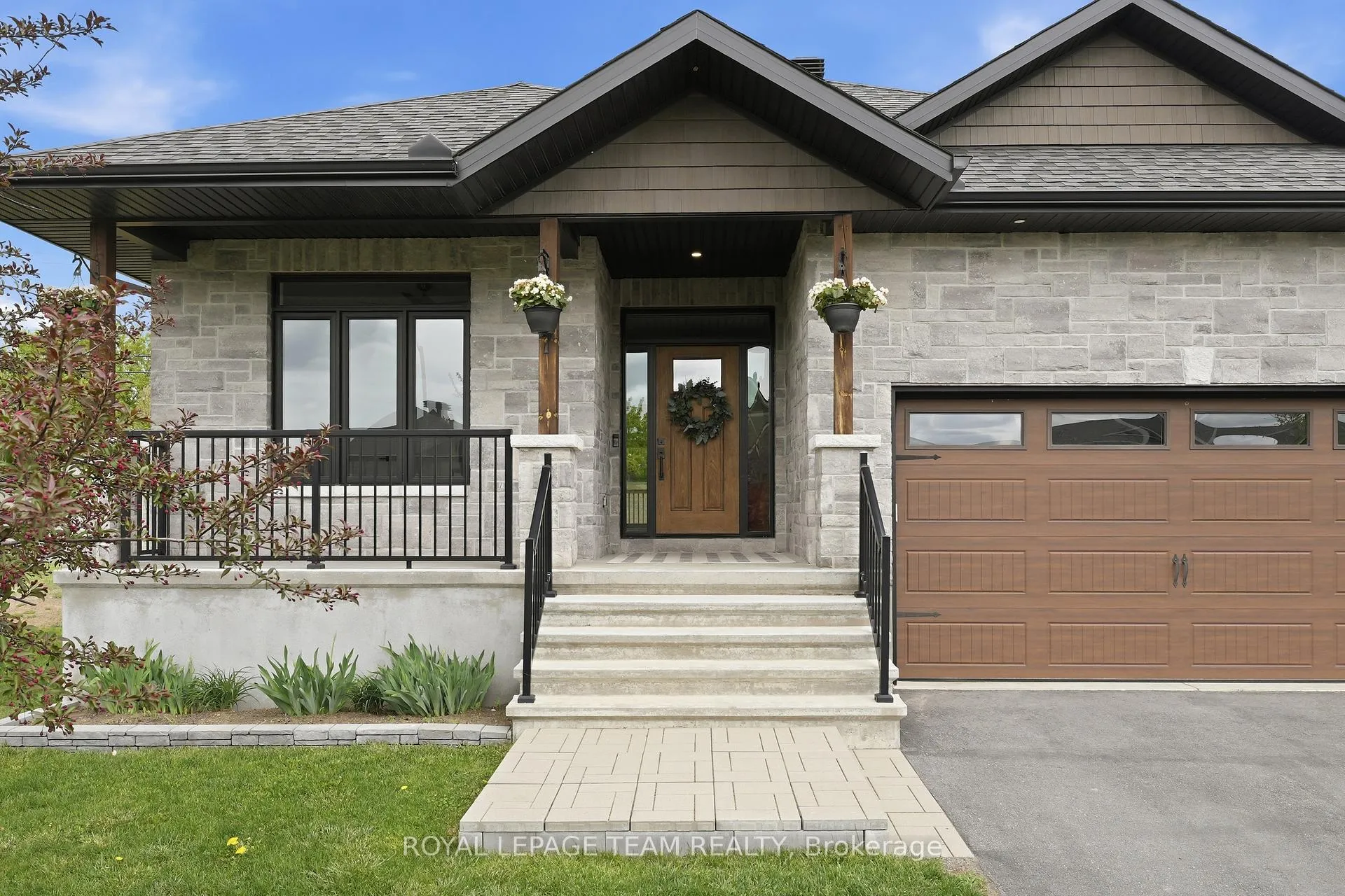 Photo 3 of 757 Meadowridge Circle, Ottawa, Carp — HOMEH