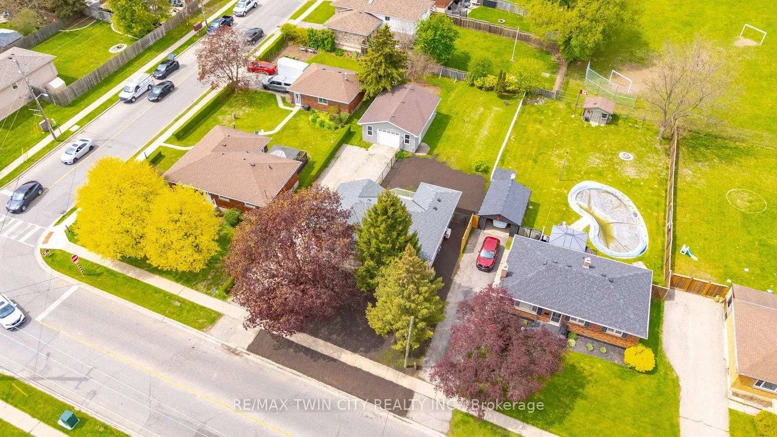 Photo 2 of 121 Silver Street, Brant, Paris — HOMEH