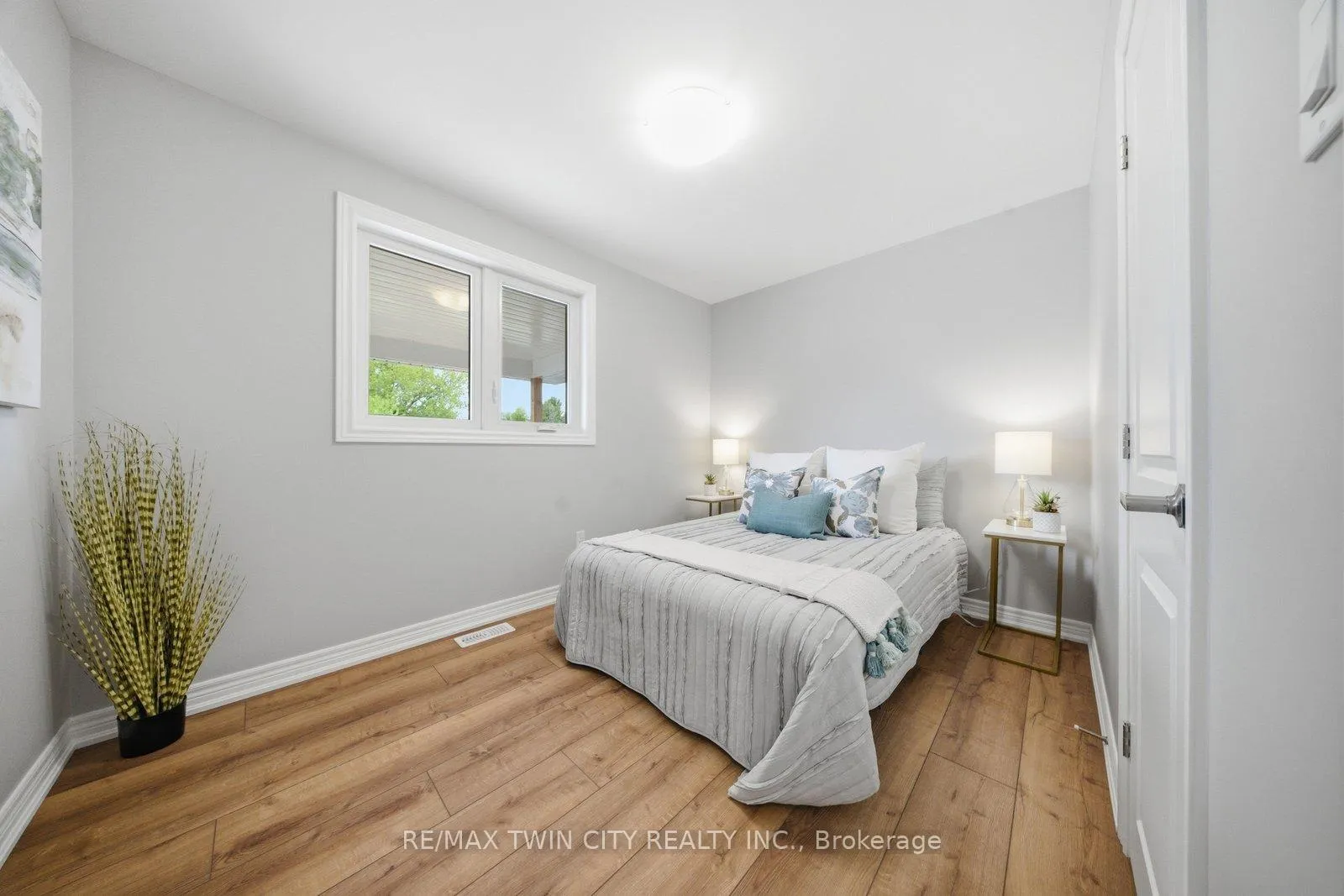 Photo 13 of 121 Silver Street, Brant, Paris — HOMEH