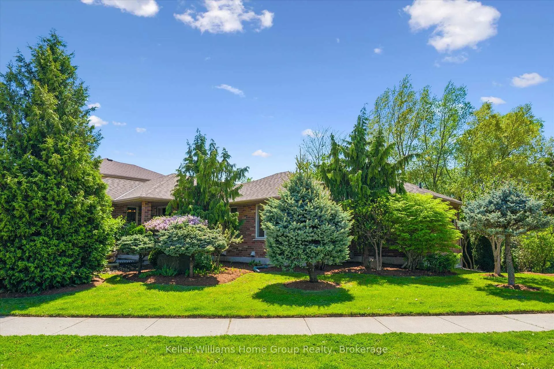 Photo 2 of 40 Gibbs Crescent, Guelph, Clairfields/Hanlon Business Park — HOMEH