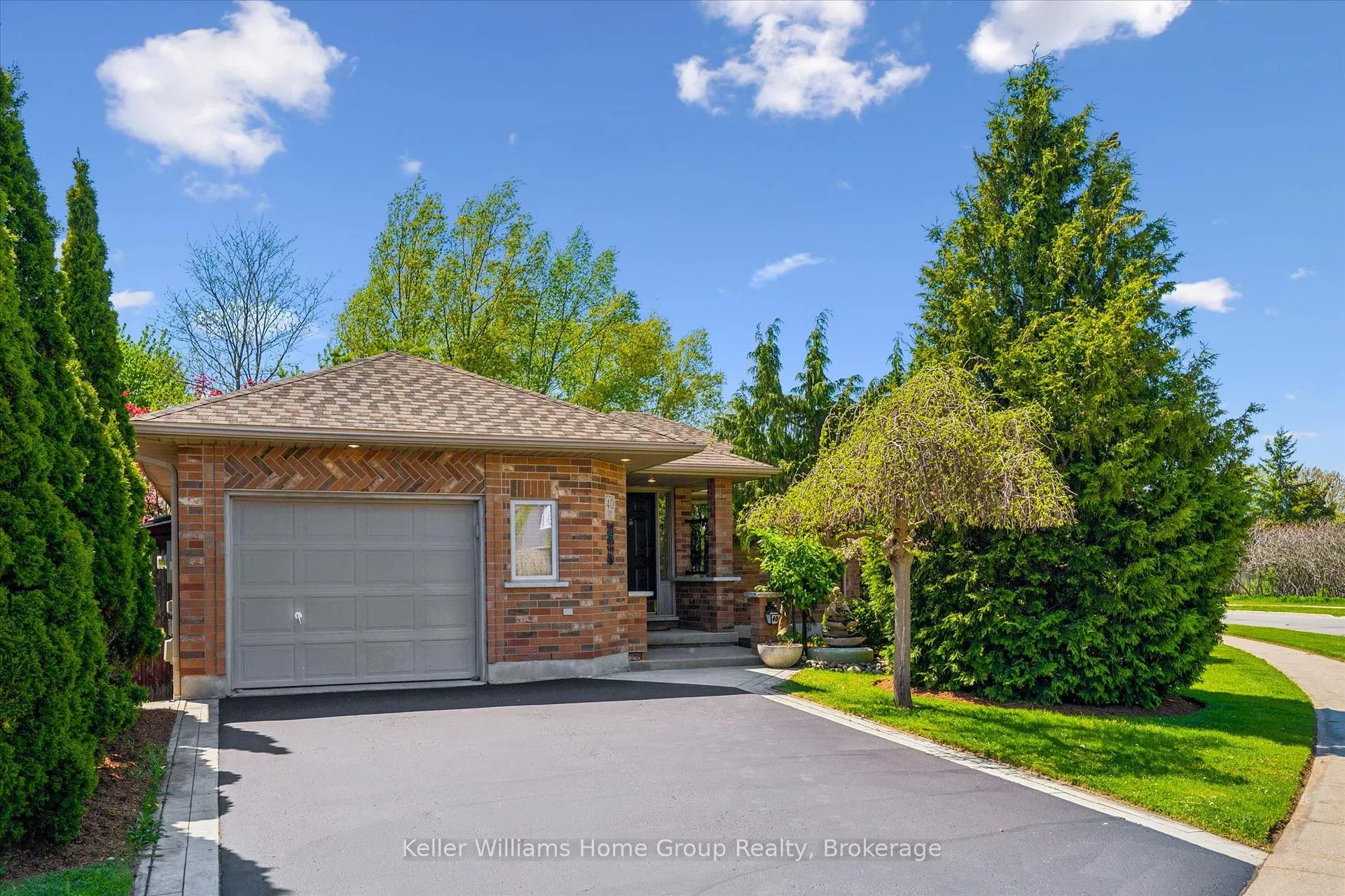 Photo 3 of 40 Gibbs Crescent, Guelph, Clairfields/Hanlon Business Park — HOMEH