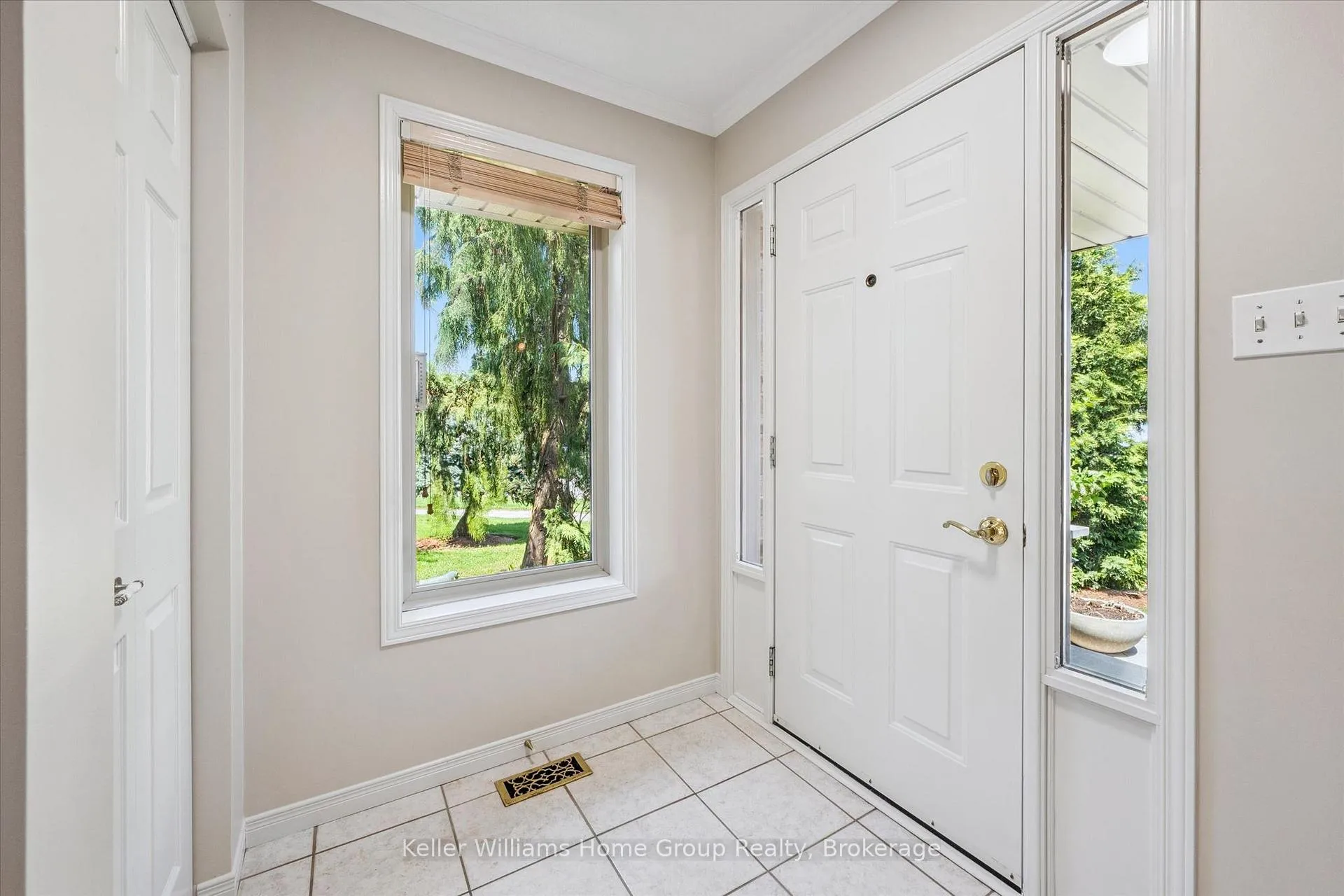 Photo 4 of 40 Gibbs Crescent, Guelph, Clairfields/Hanlon Business Park — HOMEH