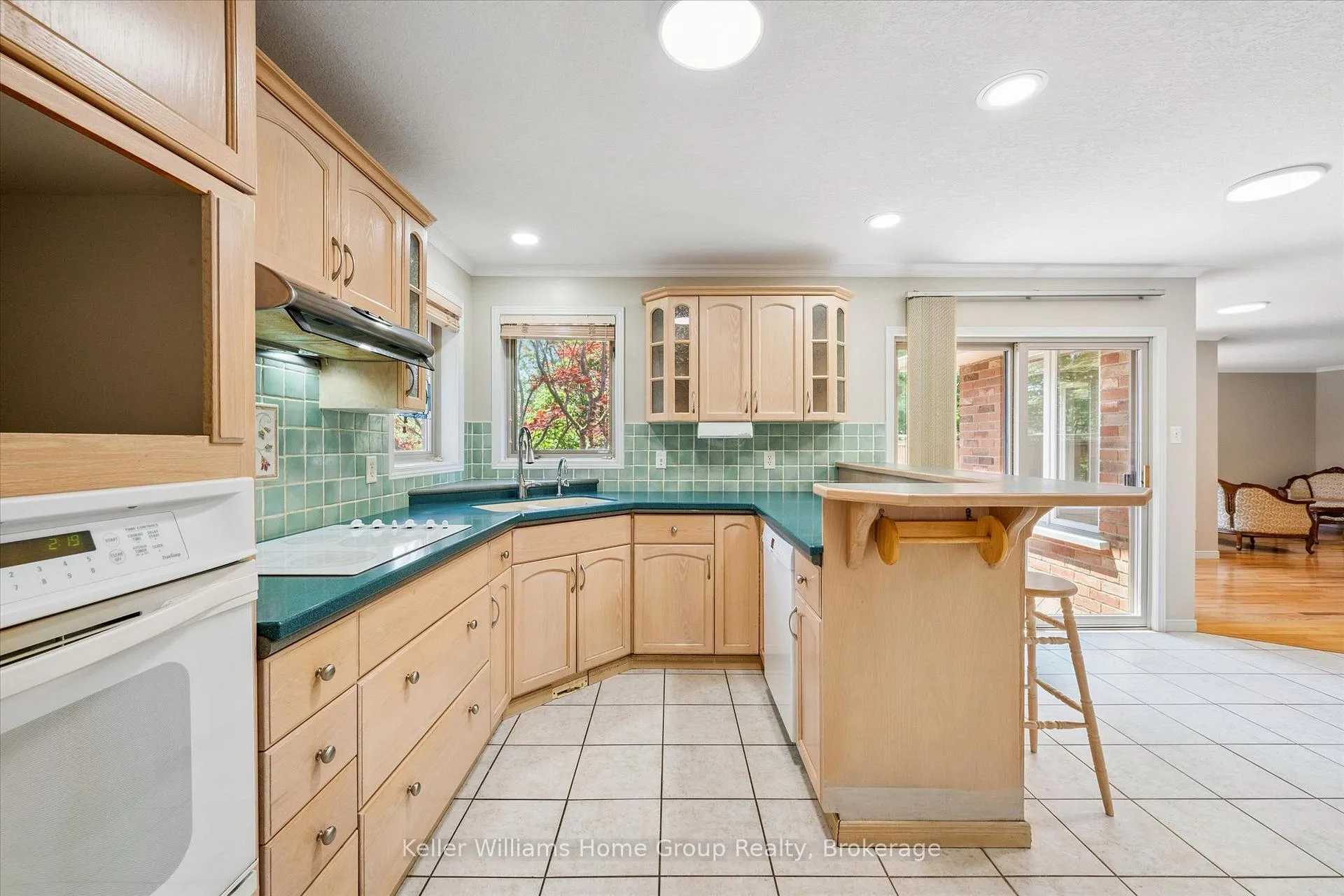 Photo 10 of 40 Gibbs Crescent, Guelph, Clairfields/Hanlon Business Park — HOMEH