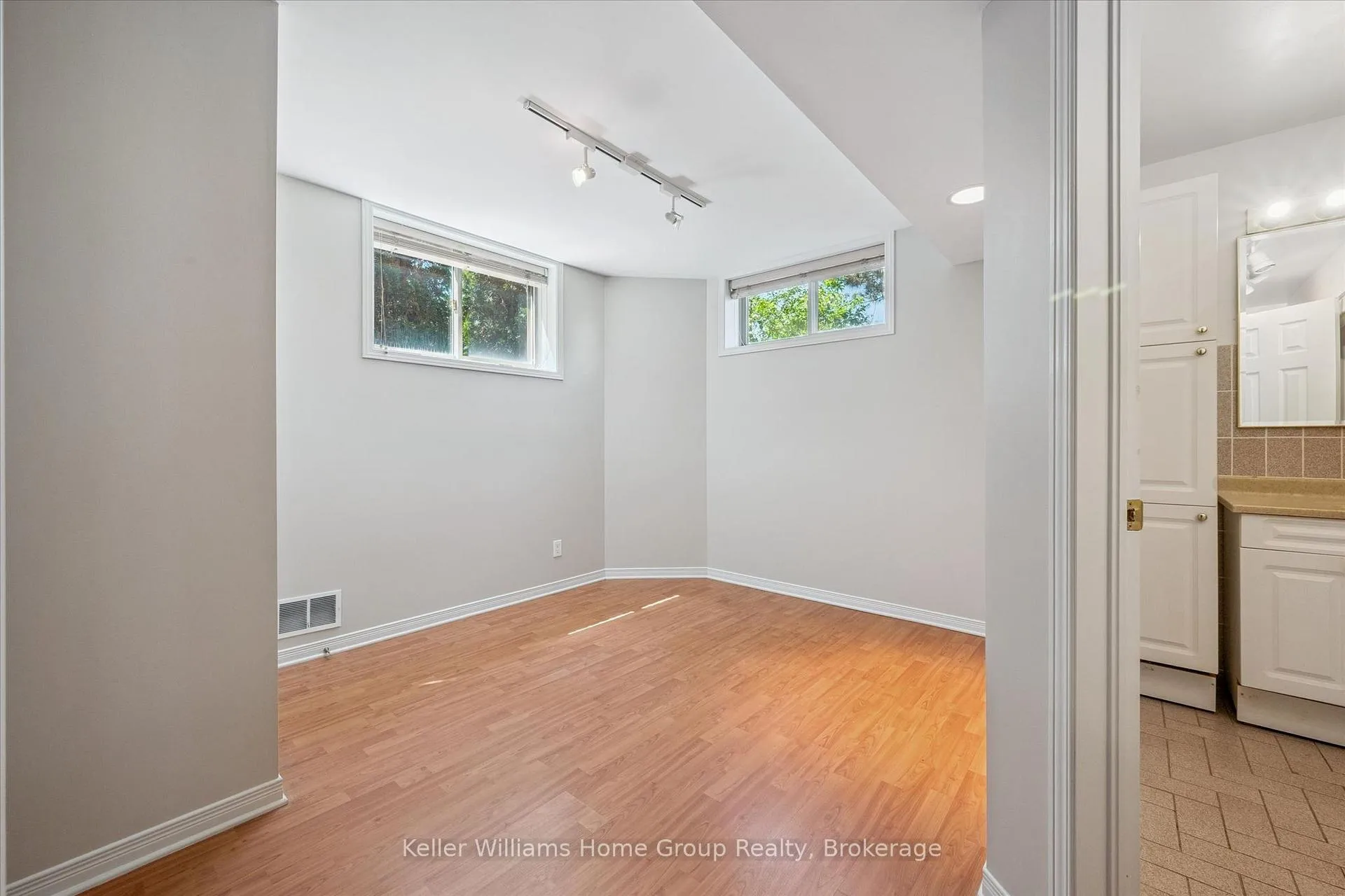 Photo 35 of 40 Gibbs Crescent, Guelph, Clairfields/Hanlon Business Park — HOMEH