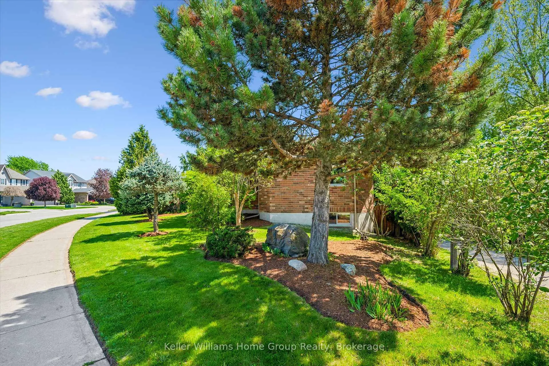 Photo 39 of 40 Gibbs Crescent, Guelph, Clairfields/Hanlon Business Park — HOMEH