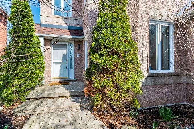 Photo 3 of 33 Strathroy Crescent, Hamilton, Waterdown — HOMEH