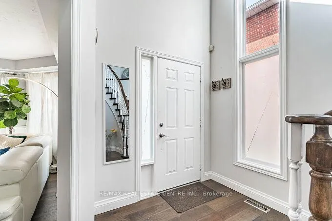Photo 4 of 33 Strathroy Crescent, Hamilton, Waterdown — HOMEH