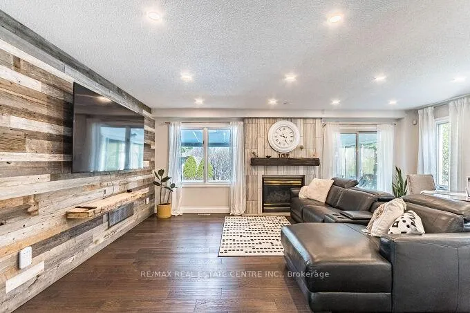 Photo 12 of 33 Strathroy Crescent, Hamilton, Waterdown — HOMEH