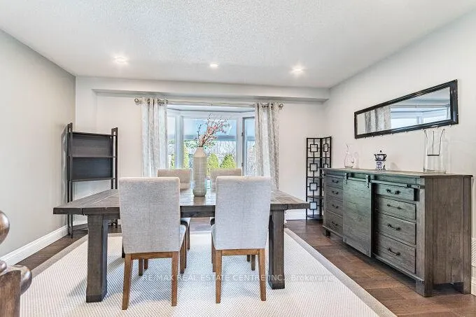 Photo 16 of 33 Strathroy Crescent, Hamilton, Waterdown — HOMEH
