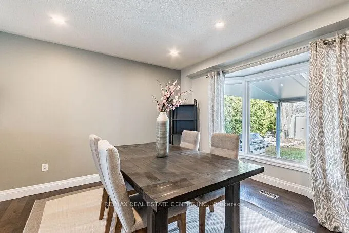 Photo 17 of 33 Strathroy Crescent, Hamilton, Waterdown — HOMEH