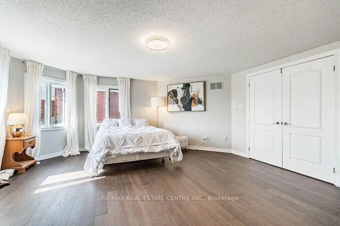 Photo 35 of 33 Strathroy Crescent, Hamilton, Waterdown — HOMEH