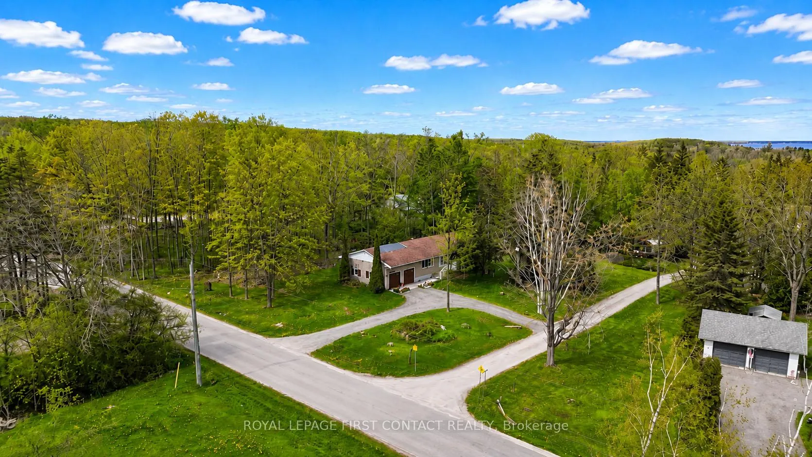 Photo 2 of 303 Shoreline Drive, Oro-Medonte, Rural Oro-Medonte — HOMEH