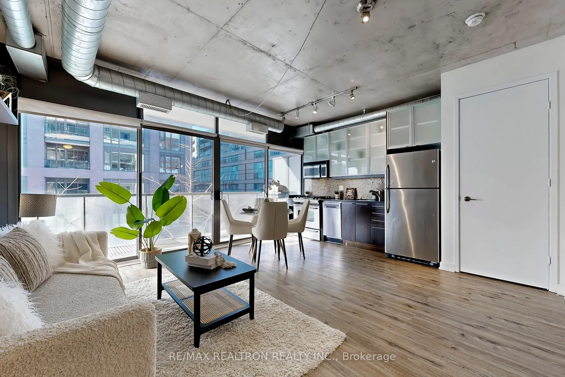 Front of Unit 408, 533 Richmond Street W
