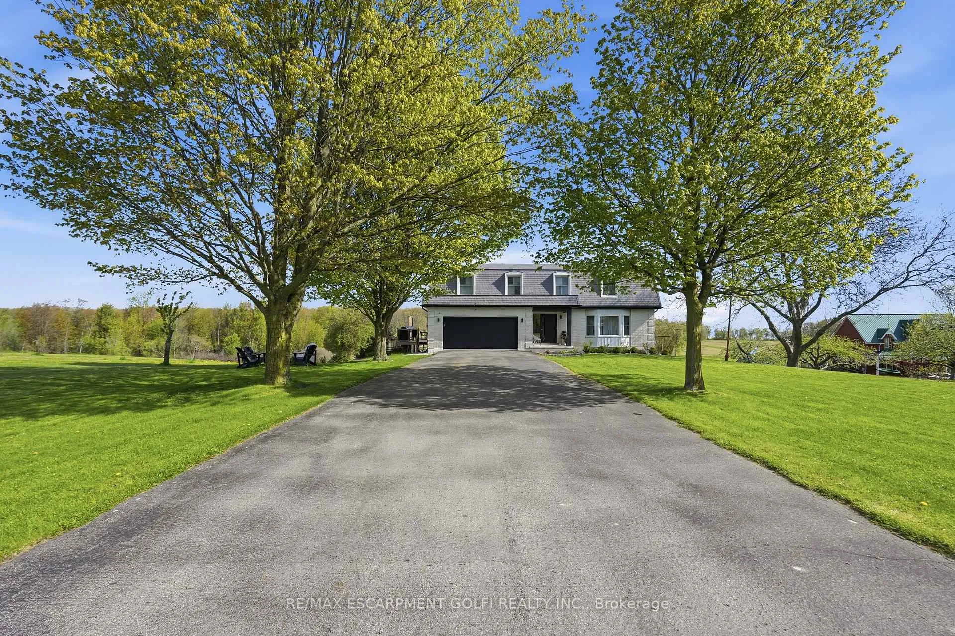 Photo 3 of 296 Ridge Road W, Grimsby, Grimsby Escarpment — HOMEH