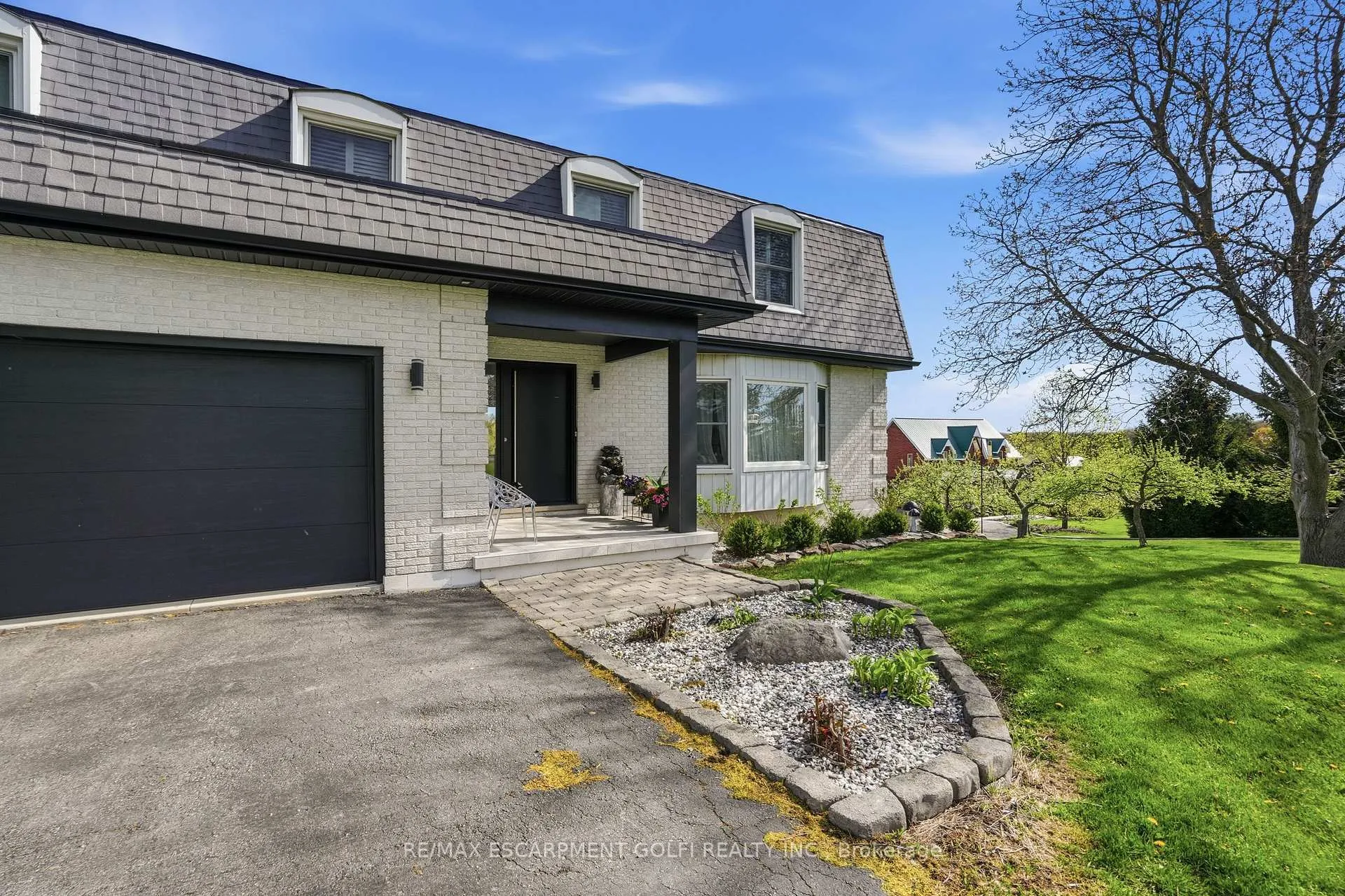 Photo 5 of 296 Ridge Road W, Grimsby, Grimsby Escarpment — HOMEH