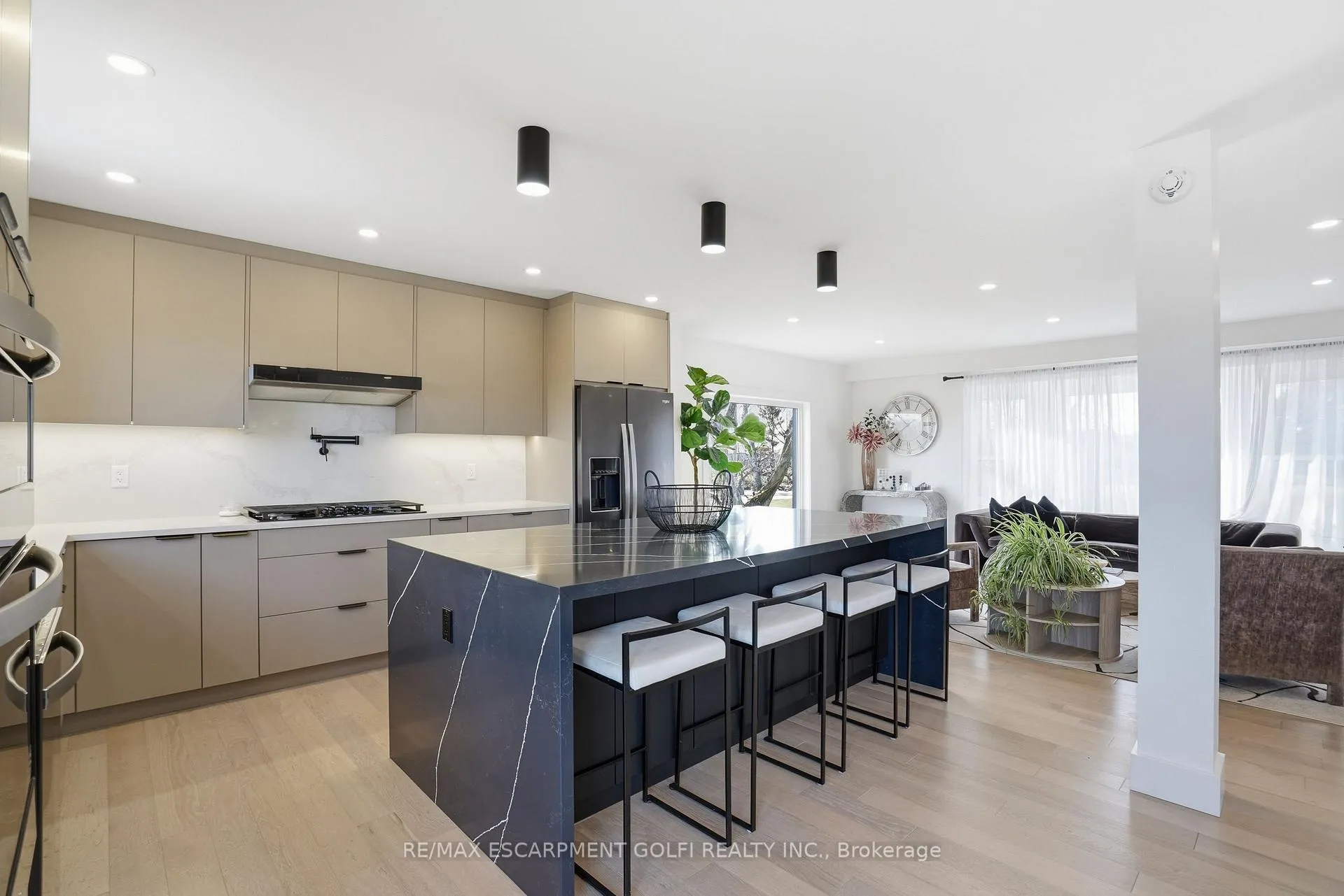 Photo 11 of 296 Ridge Road W, Grimsby, Grimsby Escarpment — HOMEH