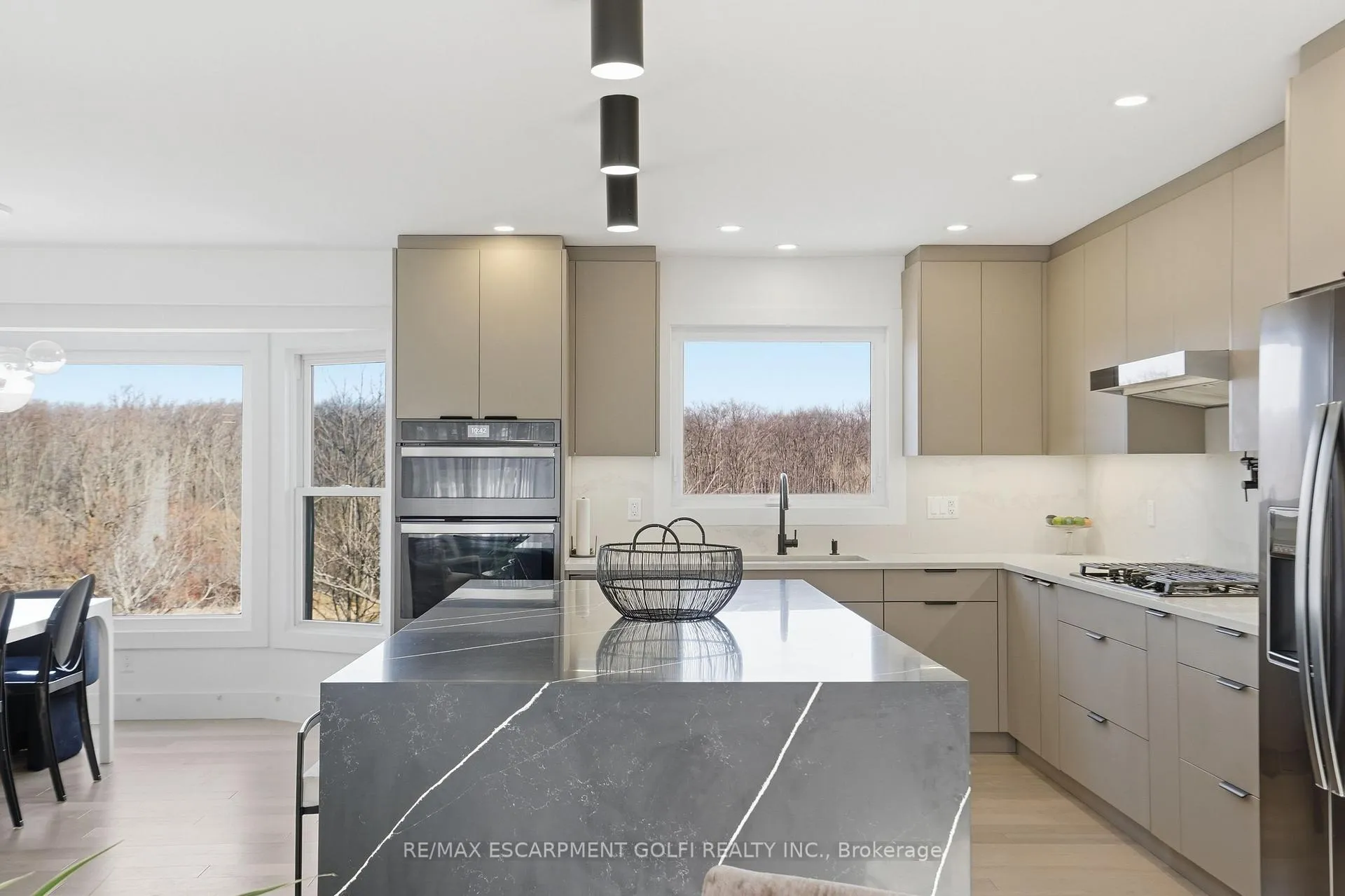 Photo 17 of 296 Ridge Road W, Grimsby, Grimsby Escarpment — HOMEH