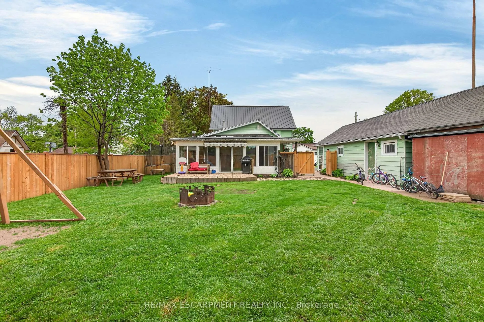 Photo 3 of 827 Pine Street, Haldimand, Dunnville — HOMEH