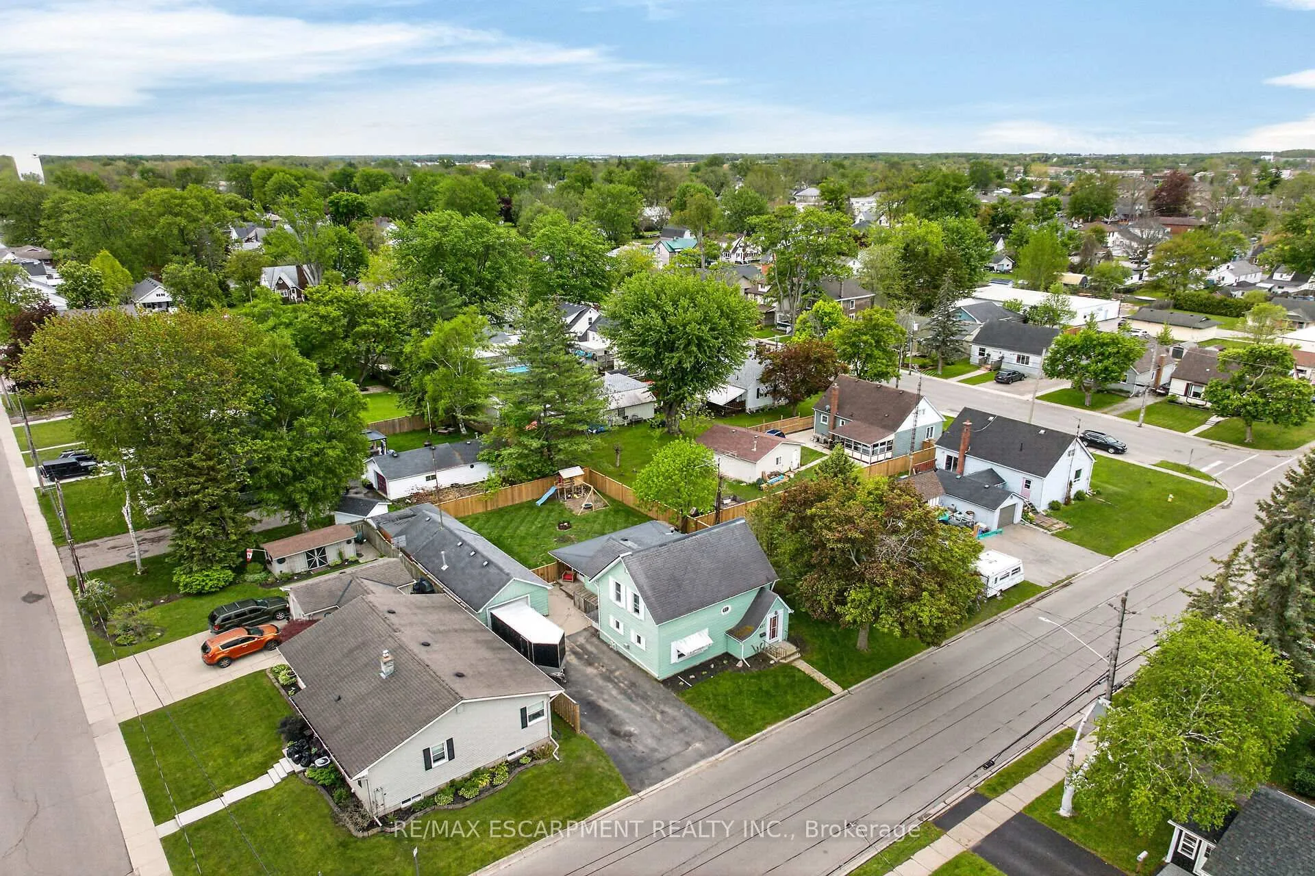 Photo 4 of 827 Pine Street, Haldimand, Dunnville — HOMEH